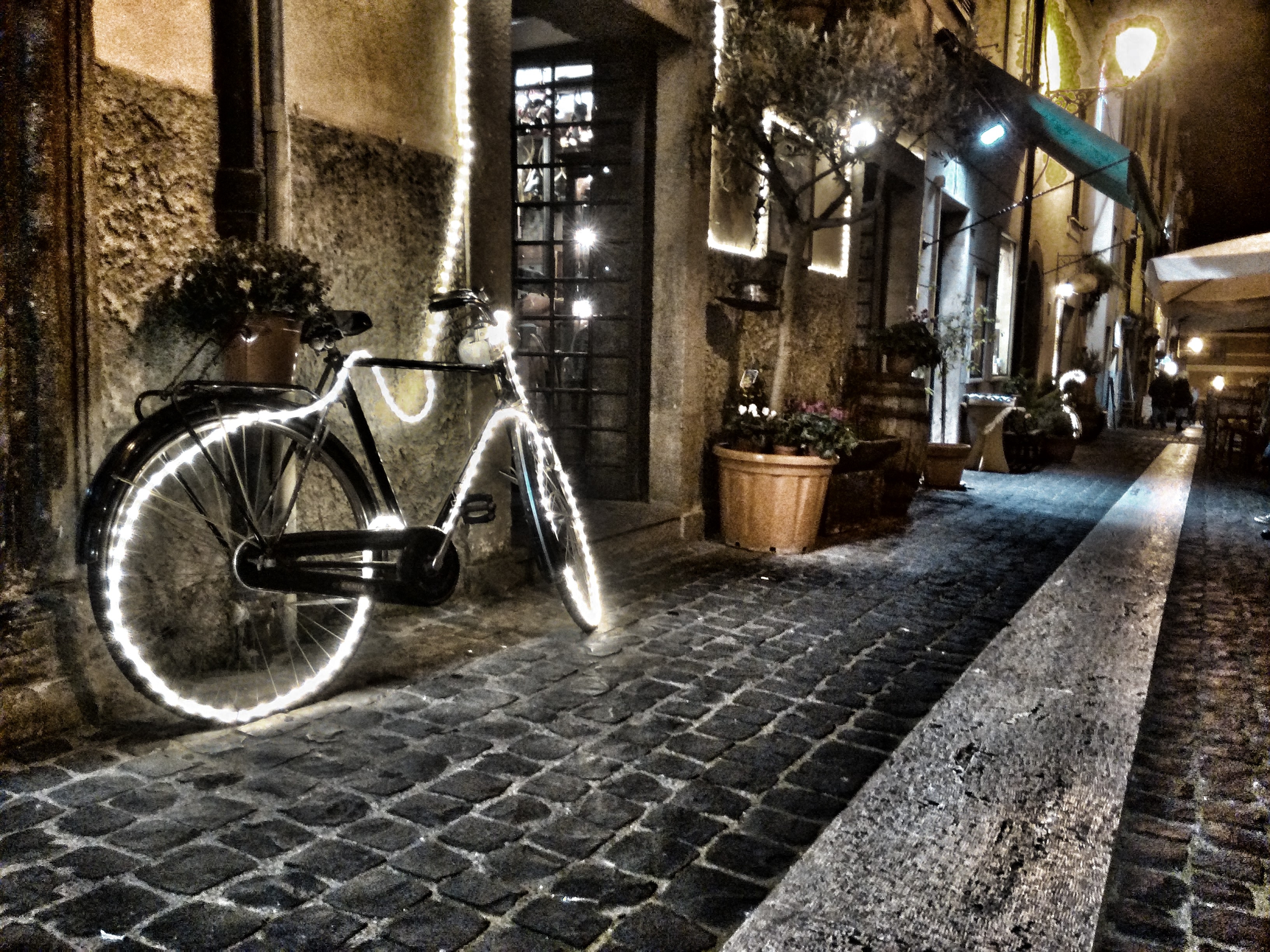 3270x2450 Wallpaper, street, night, vehicle, cycling, light, alley, roma, sera, papa, vie, sports equipment, road bicycle, mountain bike, hybrid bicycle, strade, scorci, castelgandolfo, Desktop