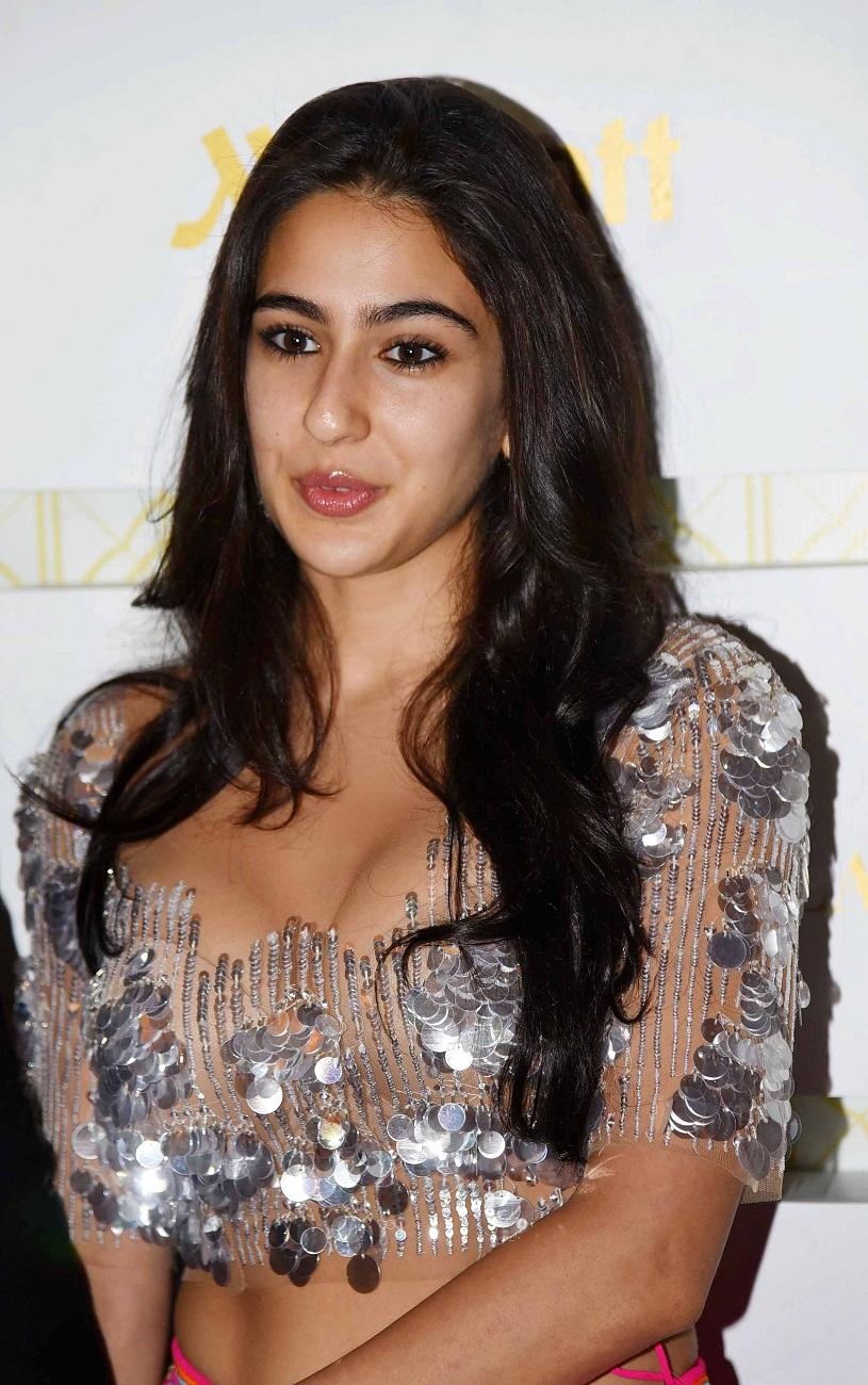 820x1300 Sara Ali Khan Hot & Latest Image Photo & HD Wallpaper, Phone