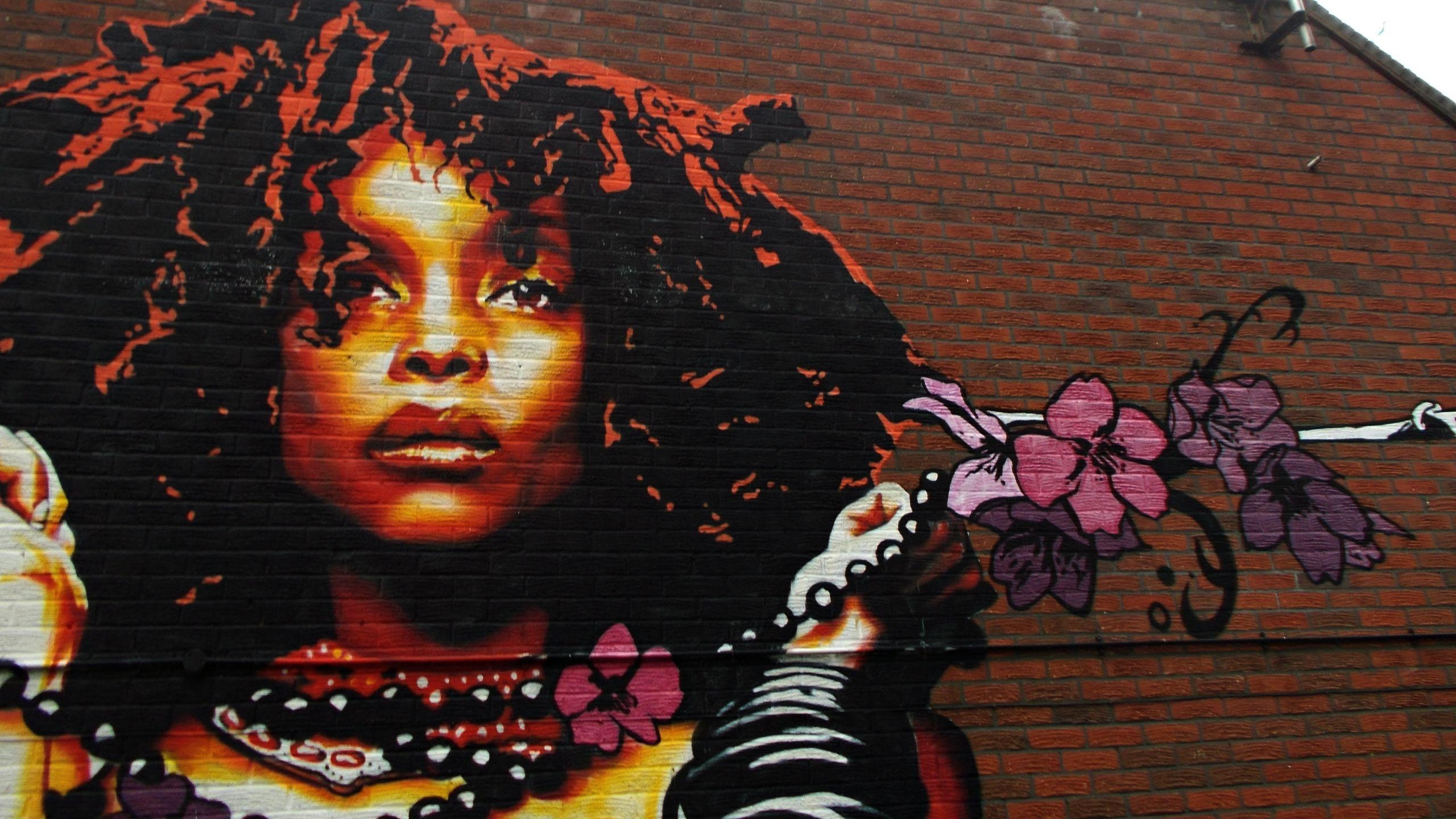 2560x1440 Erykah Badu, Singer, Hip Hop, Neo Soul, Street Art, Wall, Desktop