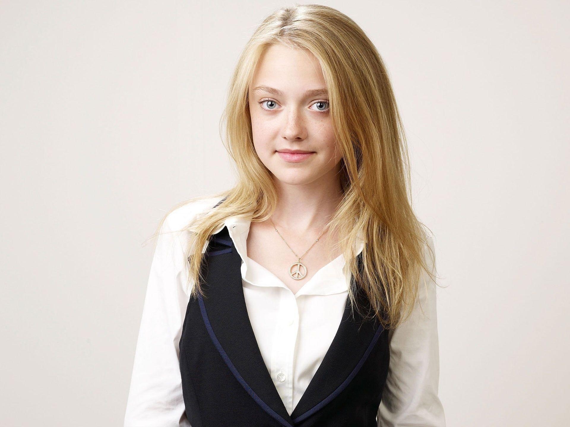 1920x1440 Dakota Fanning Wallpaper, Desktop