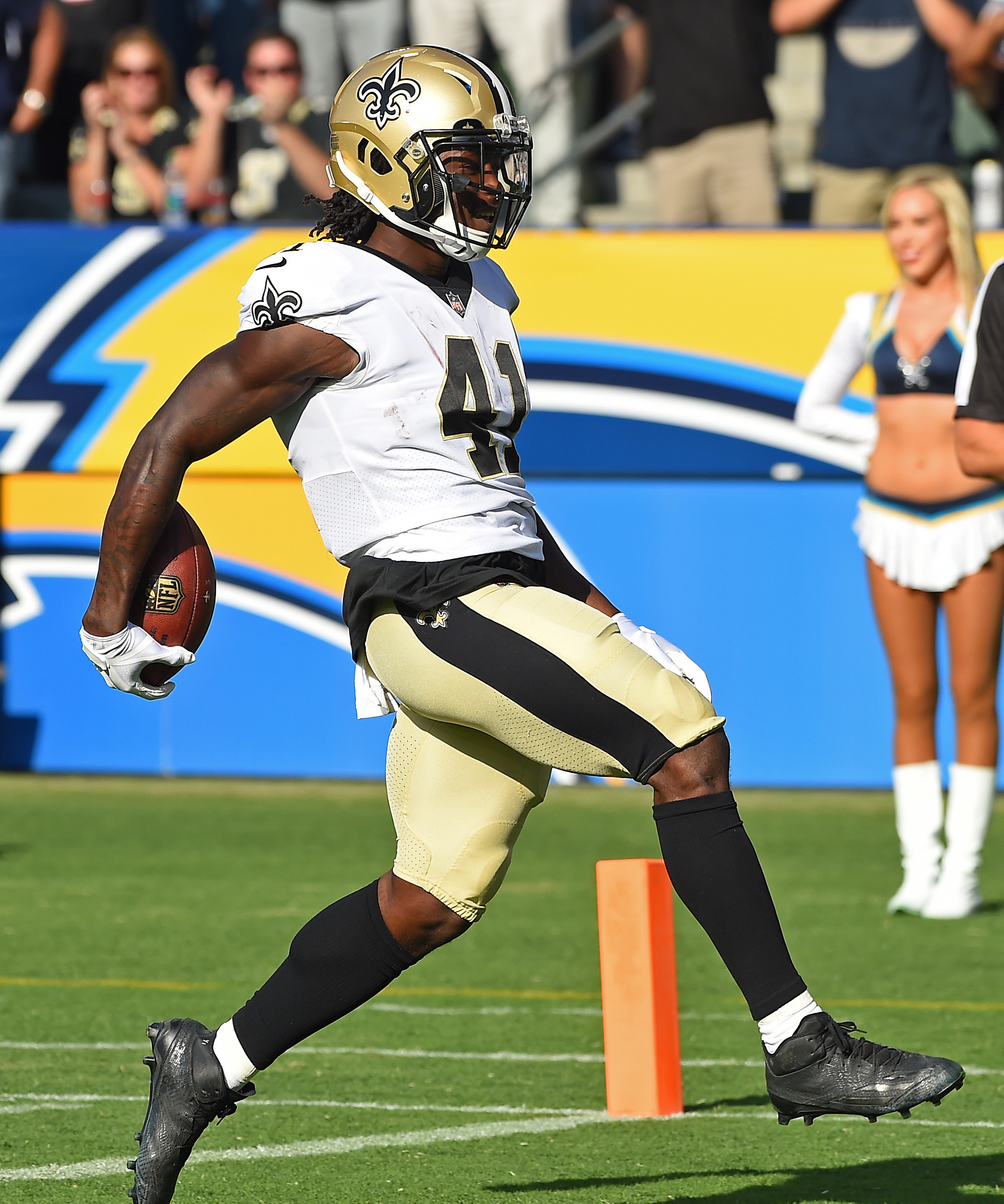 2070x2480 Jets Pursued Saints RB Alvin Kamara, Phone