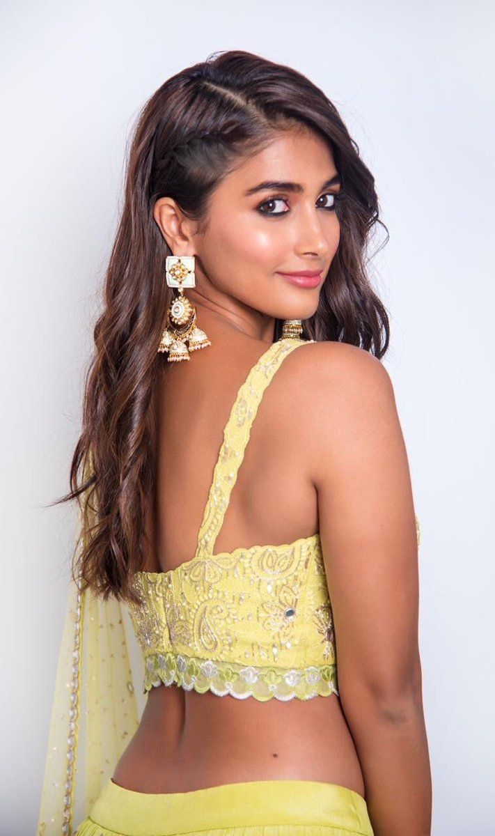 720x1200 GilmaHub show Pooja Hegde, Phone