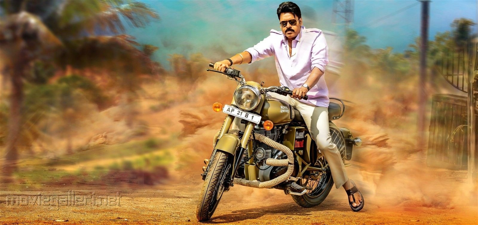 1600x760 Powerstar Pawan Kalyan HD Stills from Katamarayudu, Dual Screen