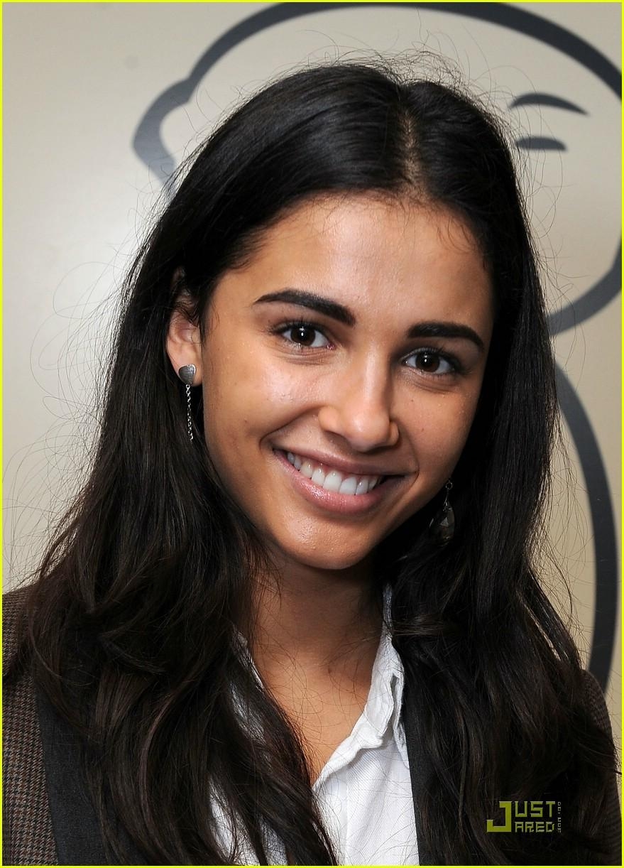 880x1230 px 270.38 KB Naomi Scott, Phone