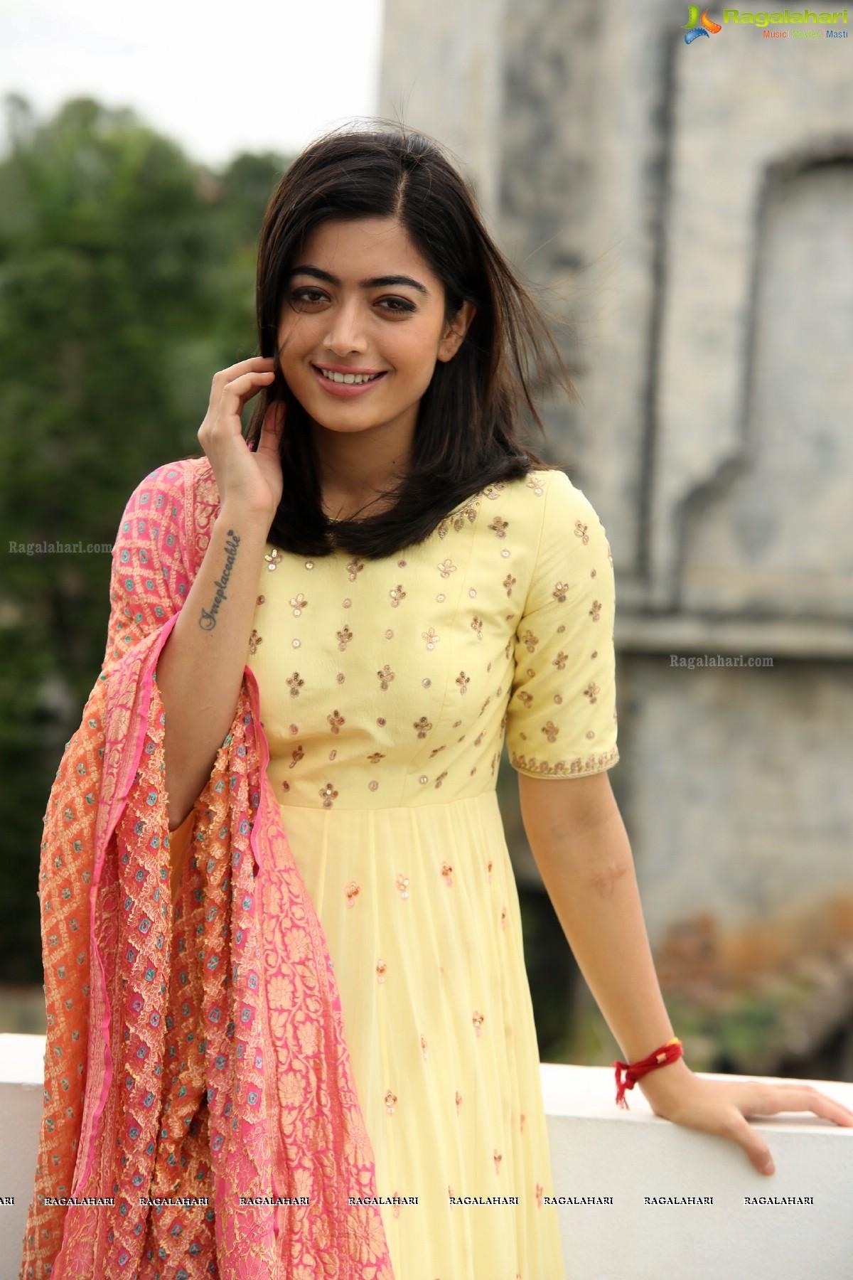 1200x1800 Rashmika Mandanna at Geetha Govindam Interview Image 55. Telugu, Phone