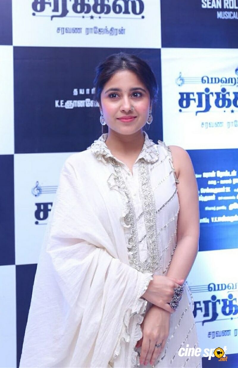 800x1240 Shweta Tripathi at Mehandi Circus Audio Launch (1), Phone