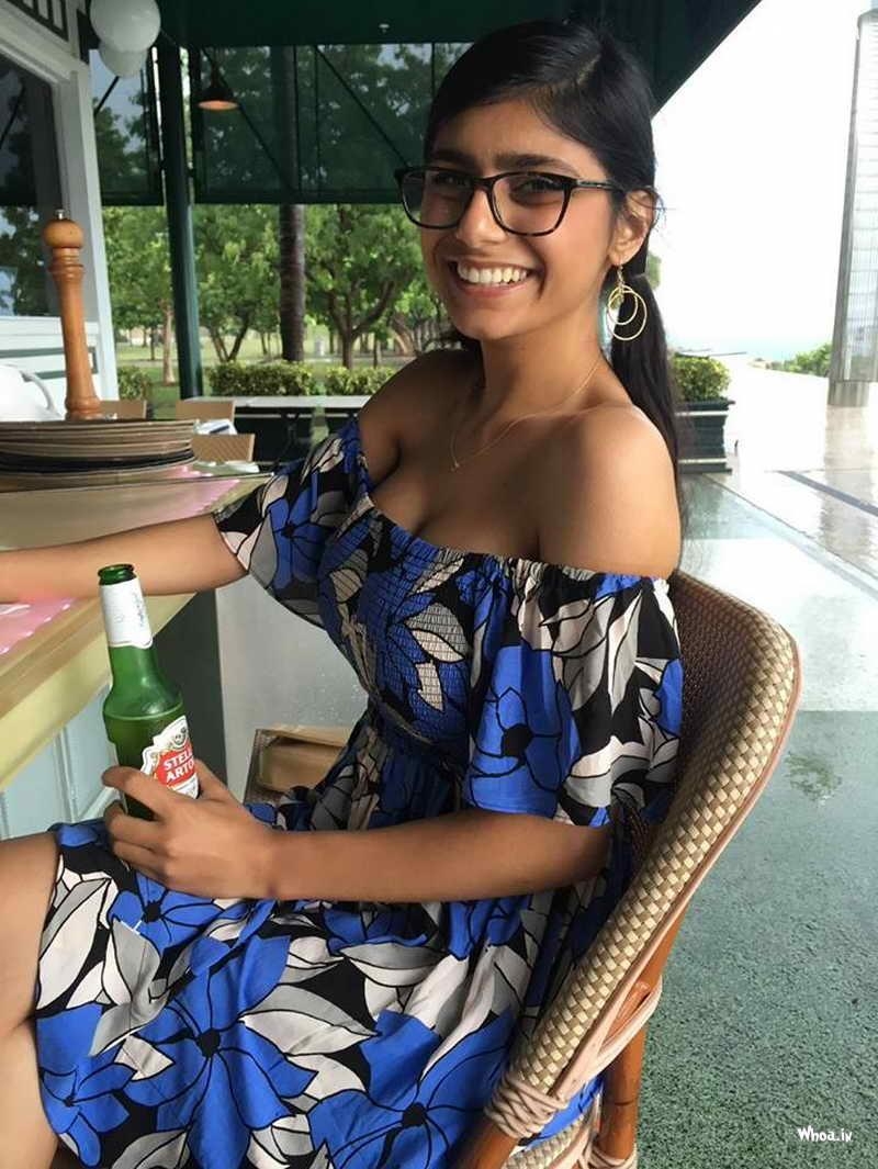 800x1070 Mia Khalifa HD phone wallpaper, Phone