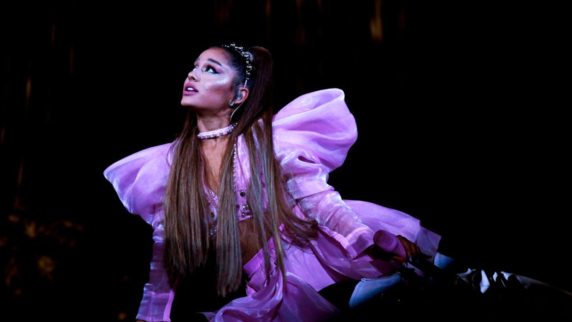 1920x1080 Ariana Grande has released a statement after breaking down on stage, Desktop