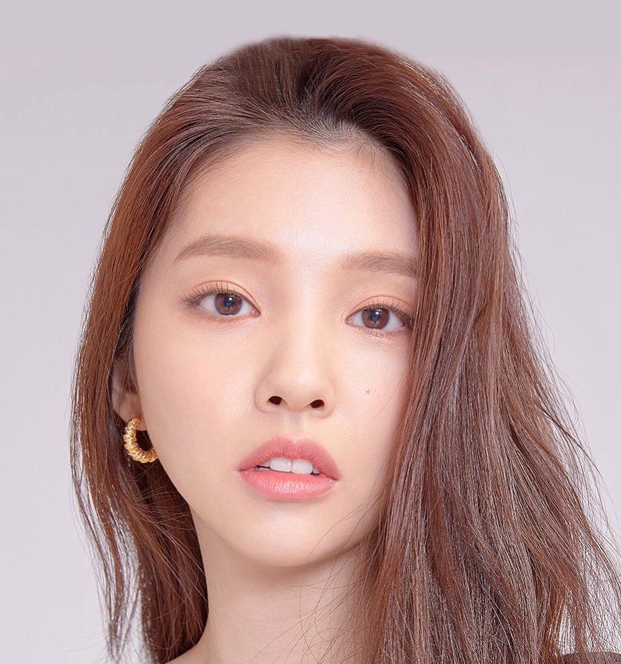 900x970 Lee Si Woo is a South Korean model and actress. She began her modeling career in the late 2010s, and appeared on the cover of. Beauty model, Modeling career, Woo, Phone