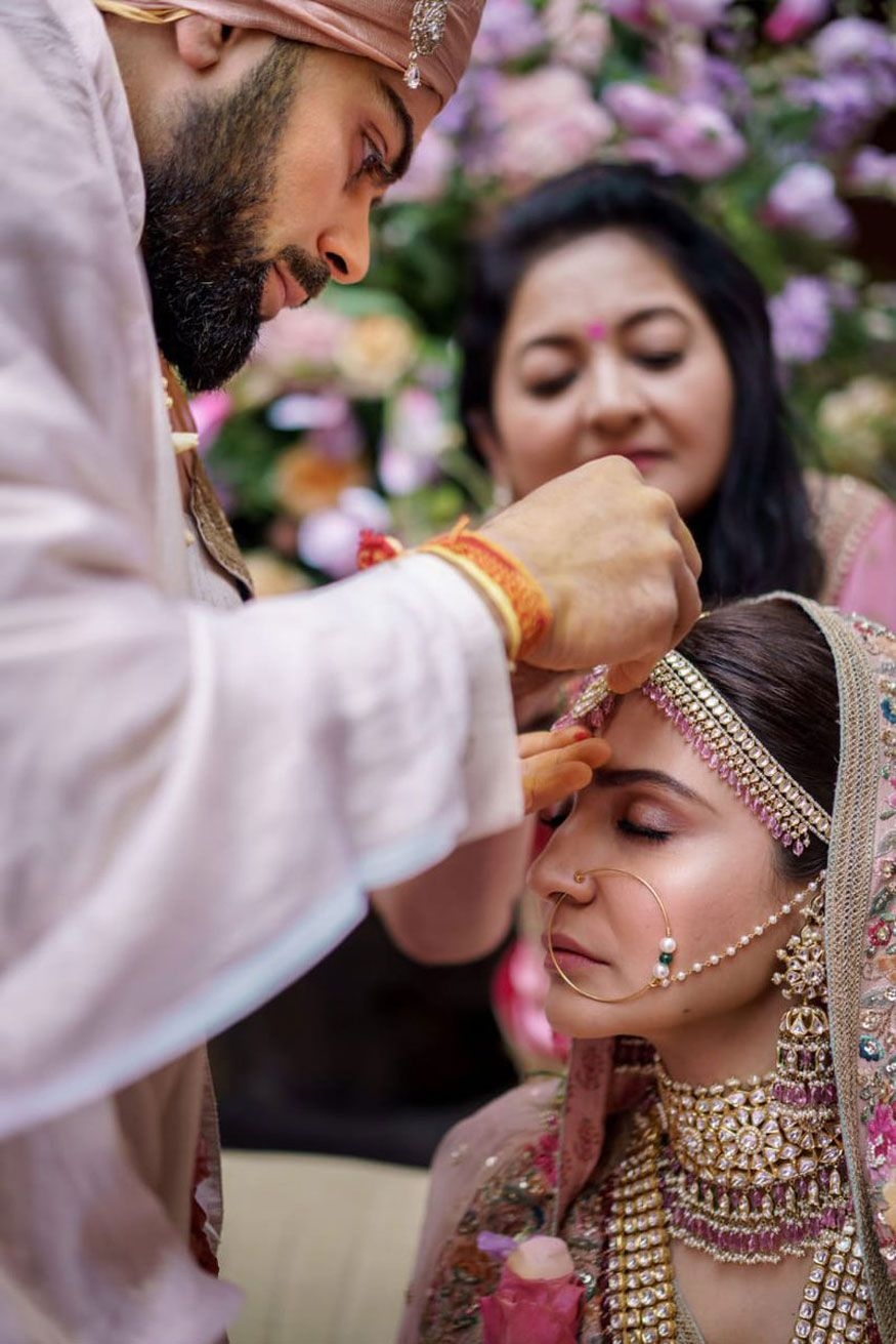 880x1320 Candid Picture of Celebrity Couple Virat Kohli and Anushka Sharma, Phone