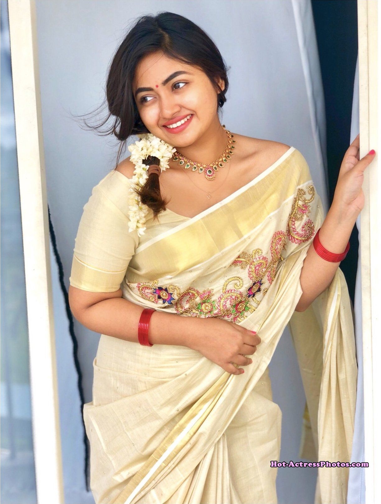 1230x1620 Malayalam Actress Shaalin Zoya Cute Photo In Kerala Saree, Phone