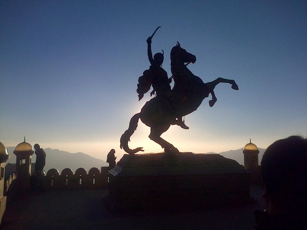 1030x770 Statue of Rani Lakshmi Bai in Shimla (India). Umbrella painting, Desktop