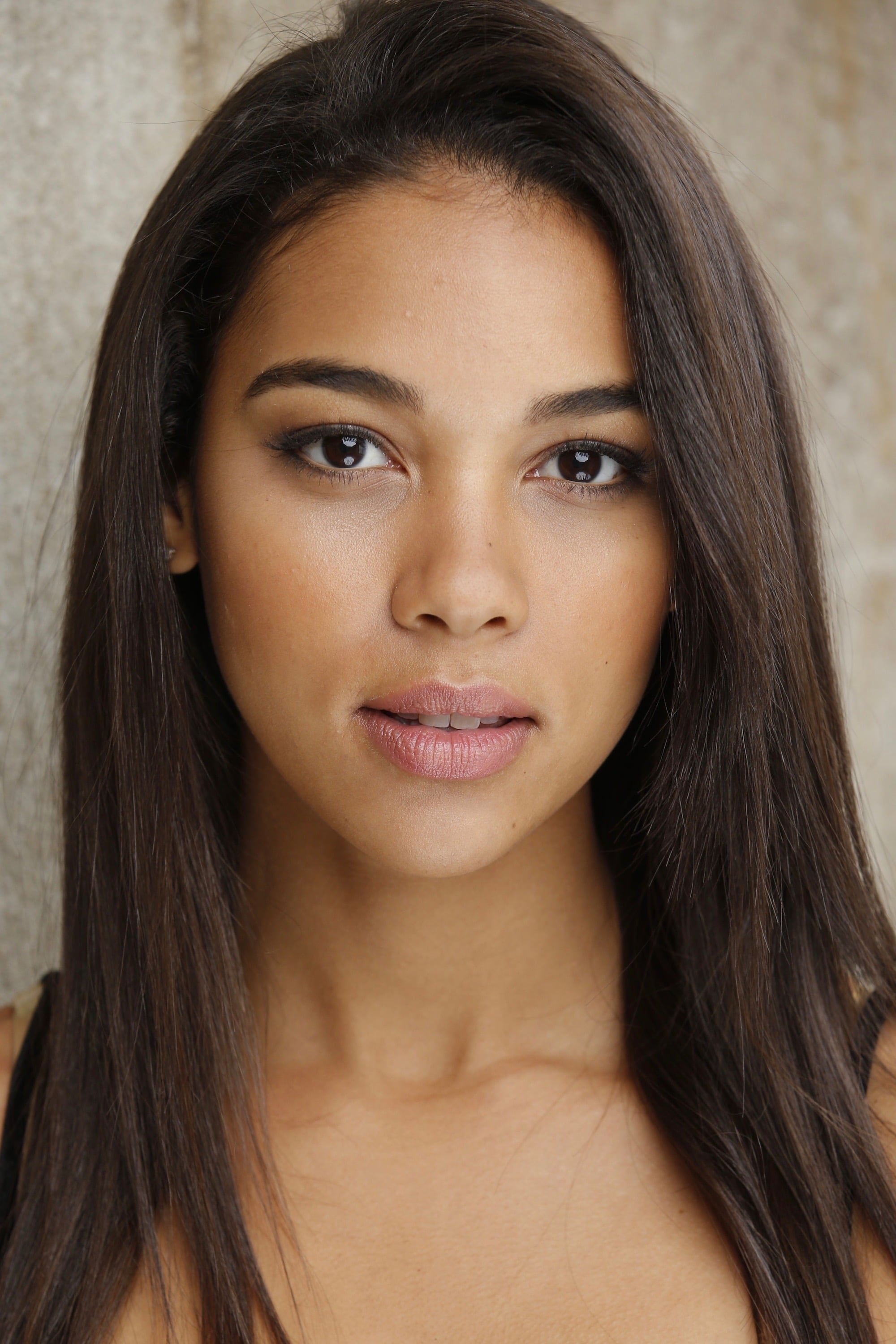 2000x3000 Alexandra Shipp Image, Phone