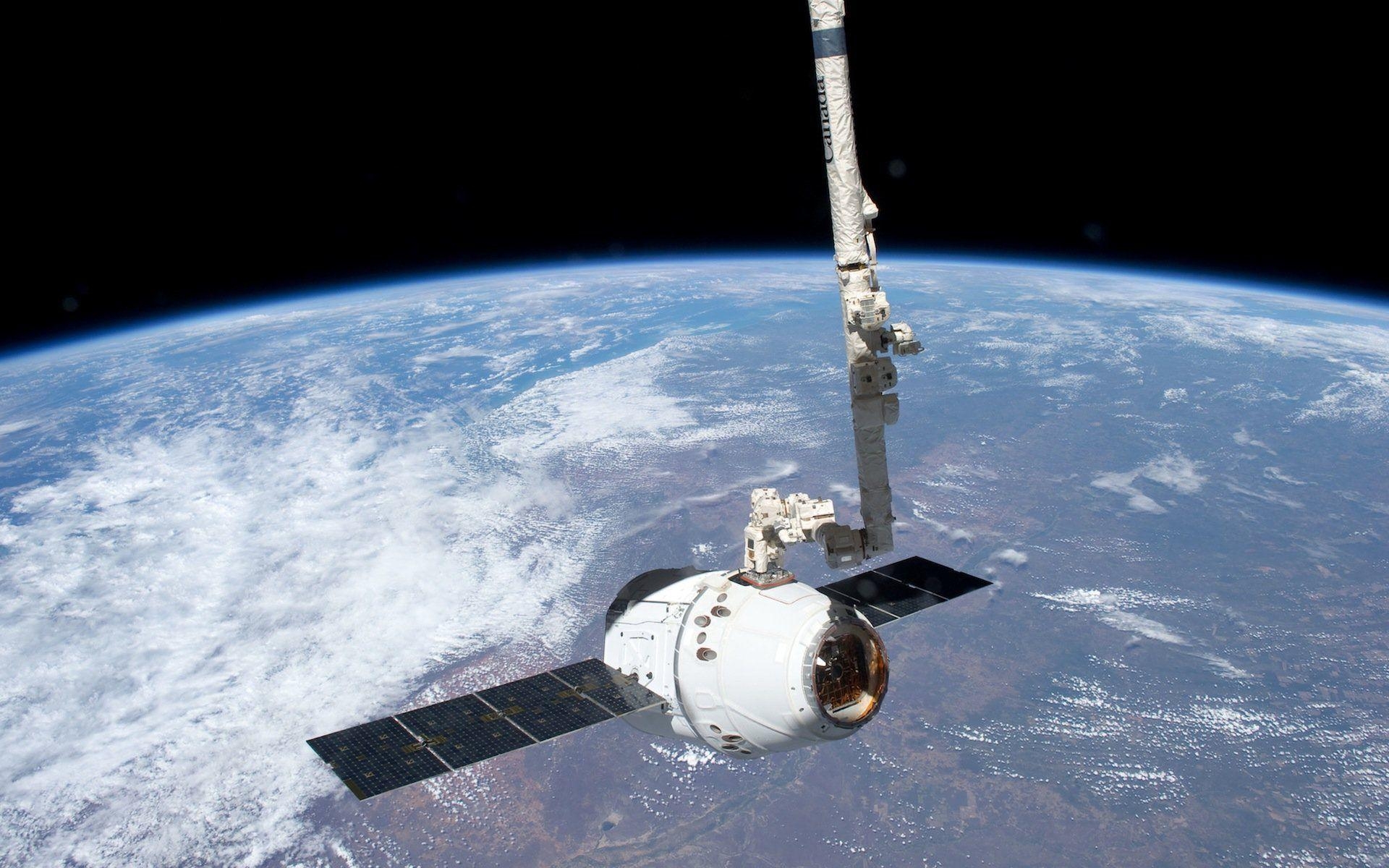 1920x1200 Robotic Arm Grapples SpaceX Dragon at International Space Station, Desktop