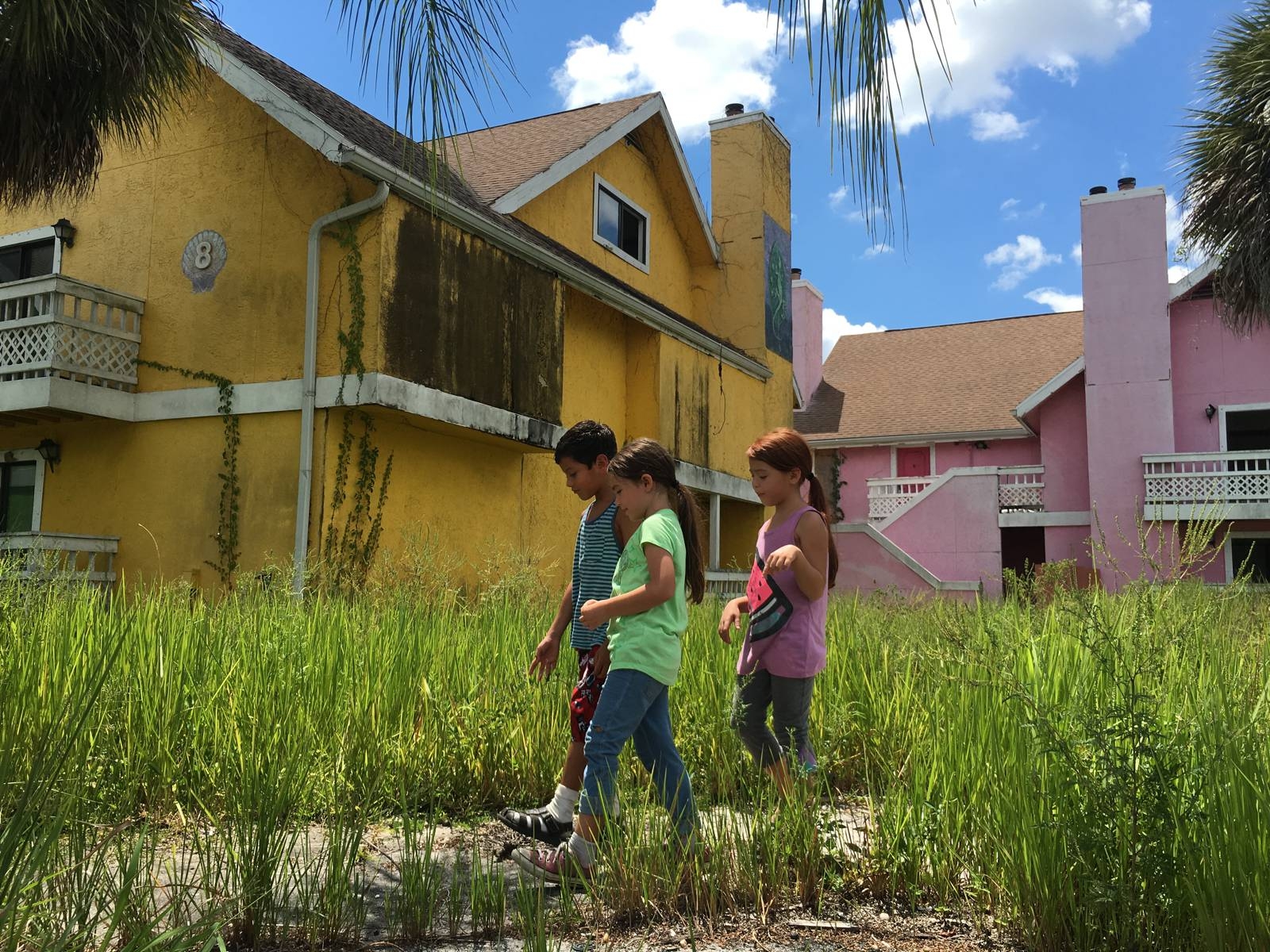 1600x1200 A Look at the Lurid Colours of The Florida Project, Desktop