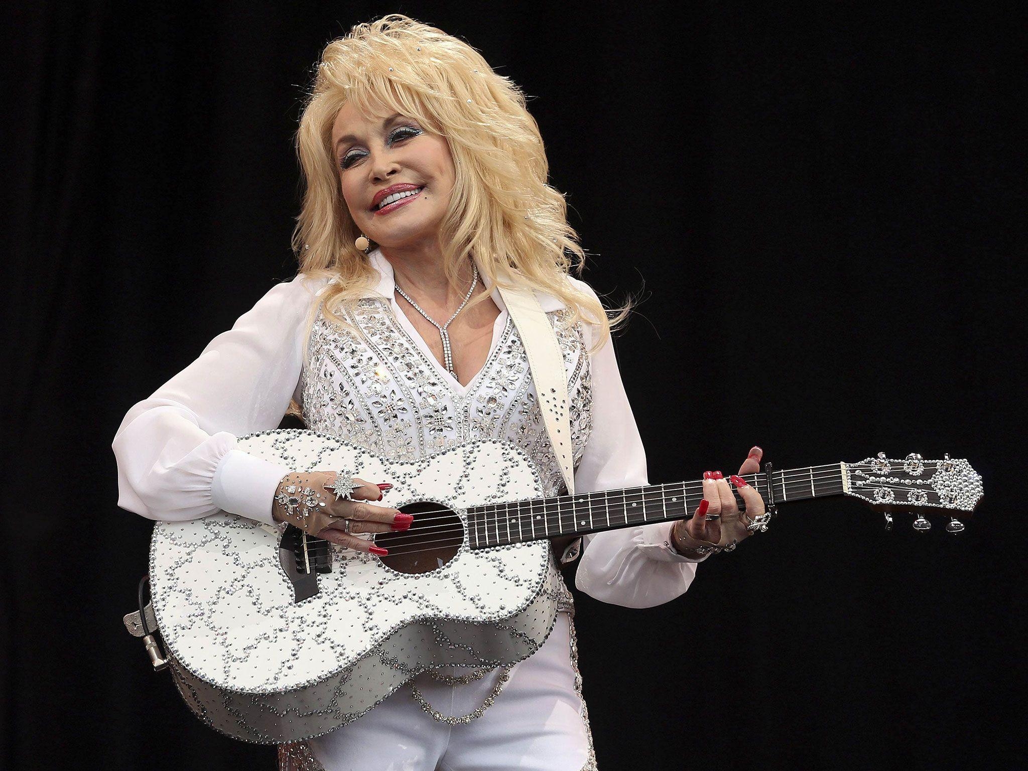 2050x1540 Dolly Parton offers to adopt abandoned Glastonbury dog named, Desktop