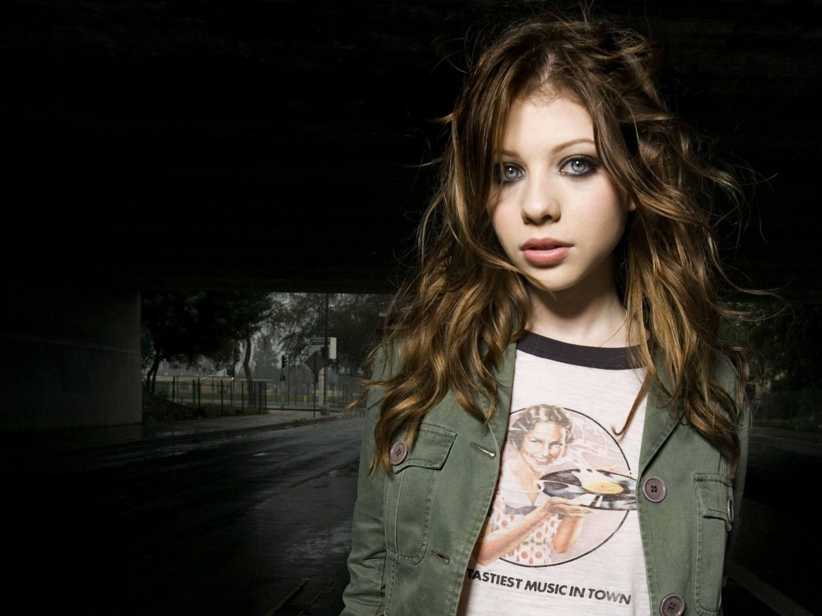 1600x1200 Michelle Trachtenberg Wallpaper High Quality, Desktop