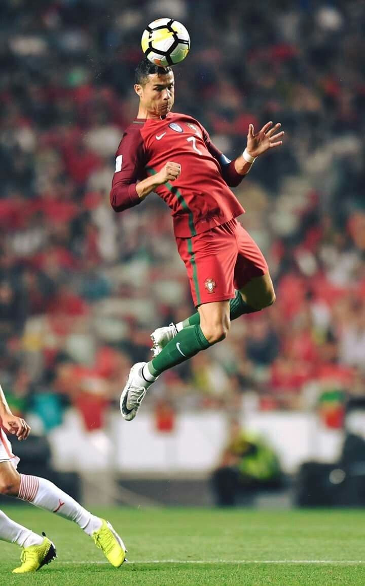 720x1160 Ronaldo of Portugal flying in the air to head the soccer ball. Trucos de fútbol, Fotos de fútbol, Fotografía de fútbol, Phone