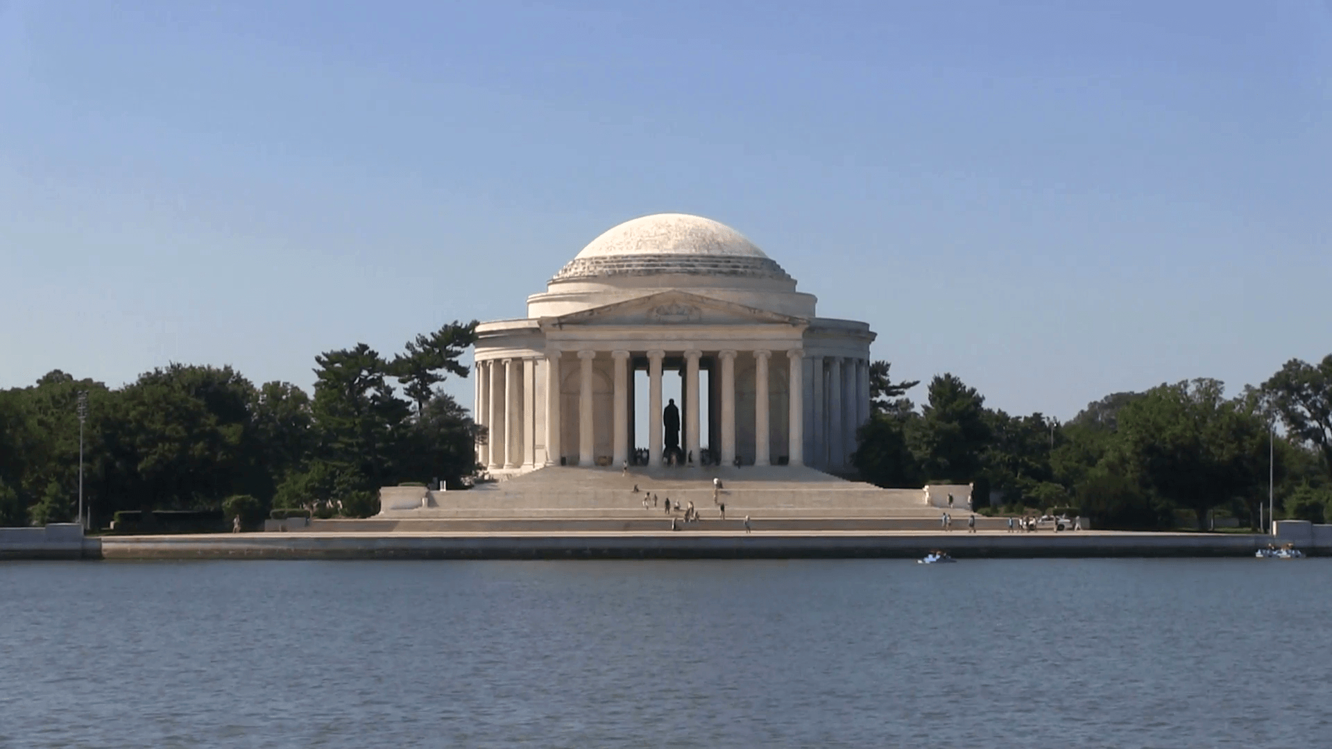 1920x1080 Tourists climb the steps of the Thomas Jefferson Memorial shot, Desktop