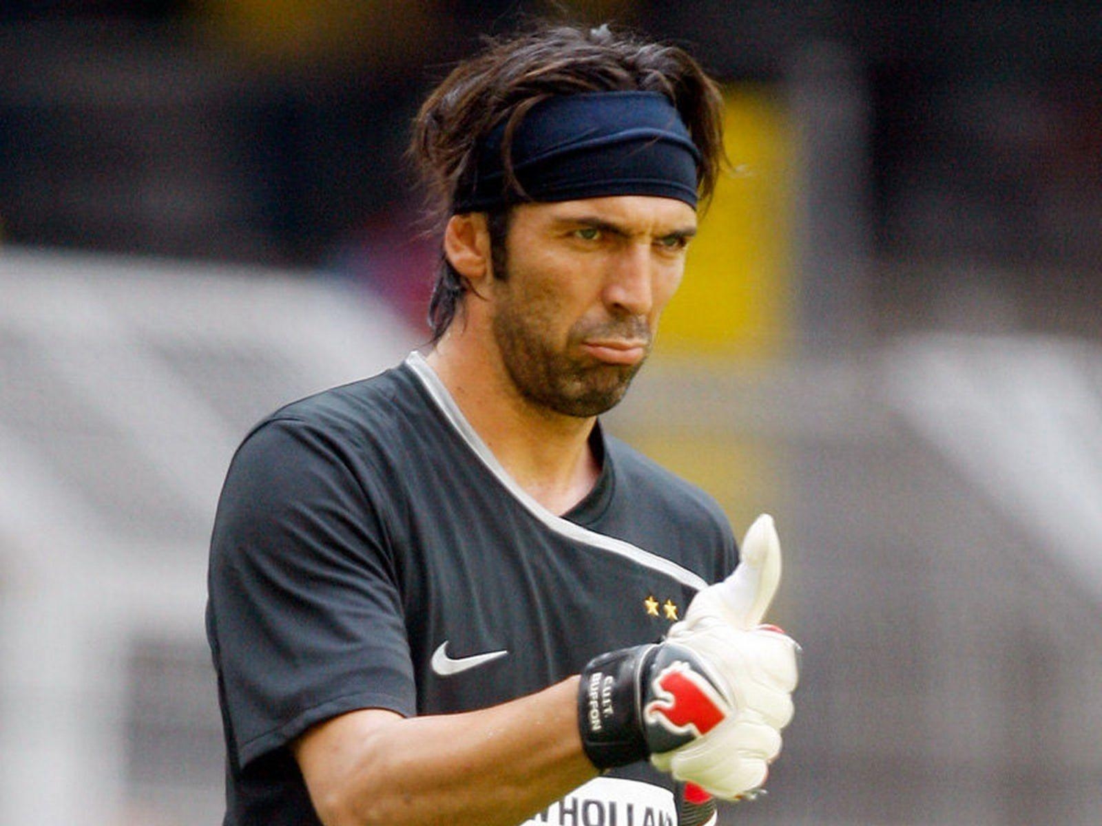 1600x1200 The player of Juventus Gianluigi Buffon is thumbs up wallpaper, Desktop