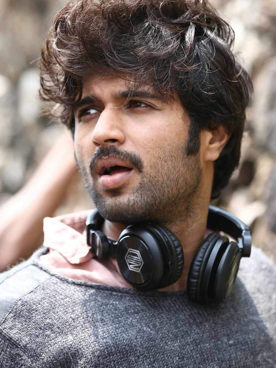 900x1200 Vijay Deverakonda's Arjun Reddy To Re Release In 2022 With Deleted Scenes, Phone