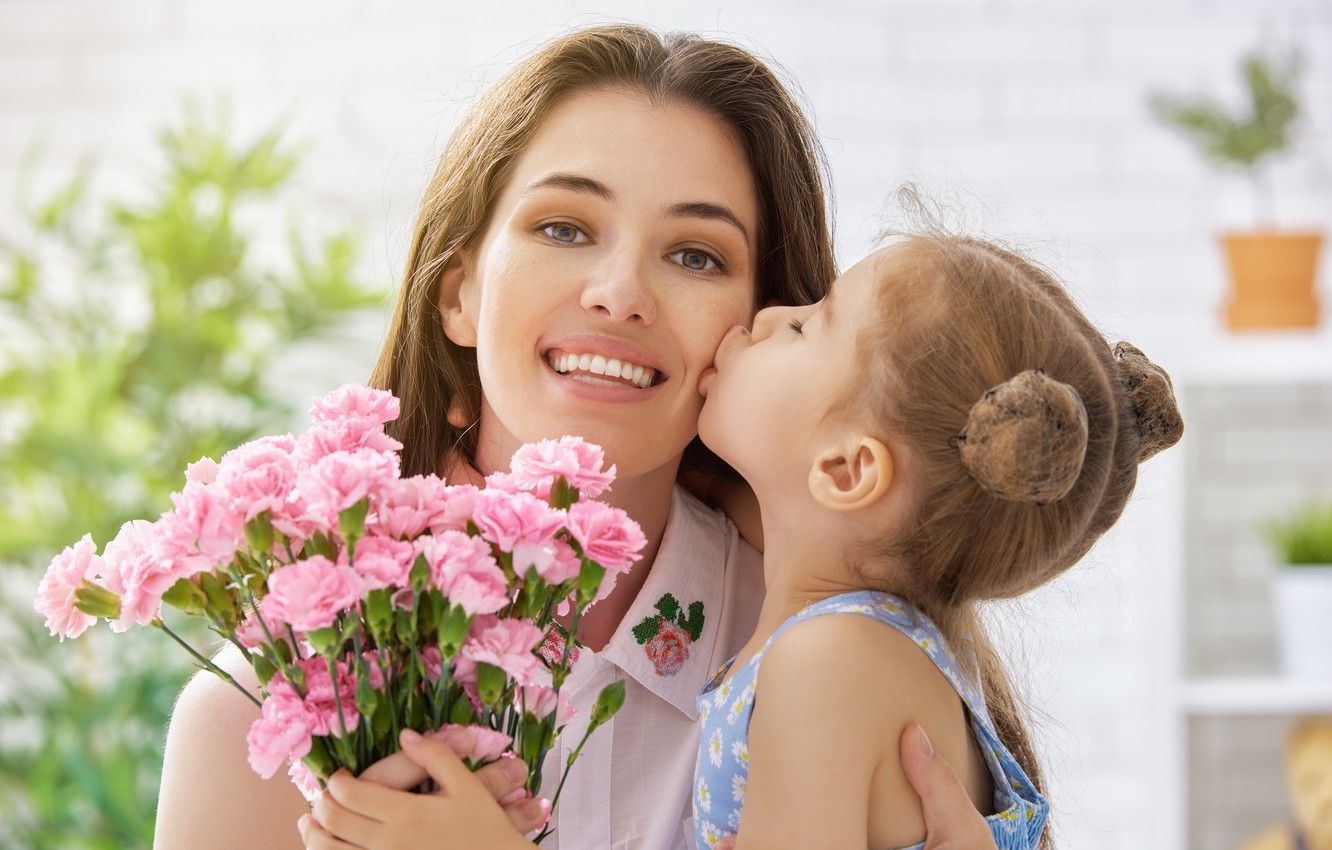 1340x850 Wallpaper love, flowers, tenderness, care, Mom, Daughter image, Desktop