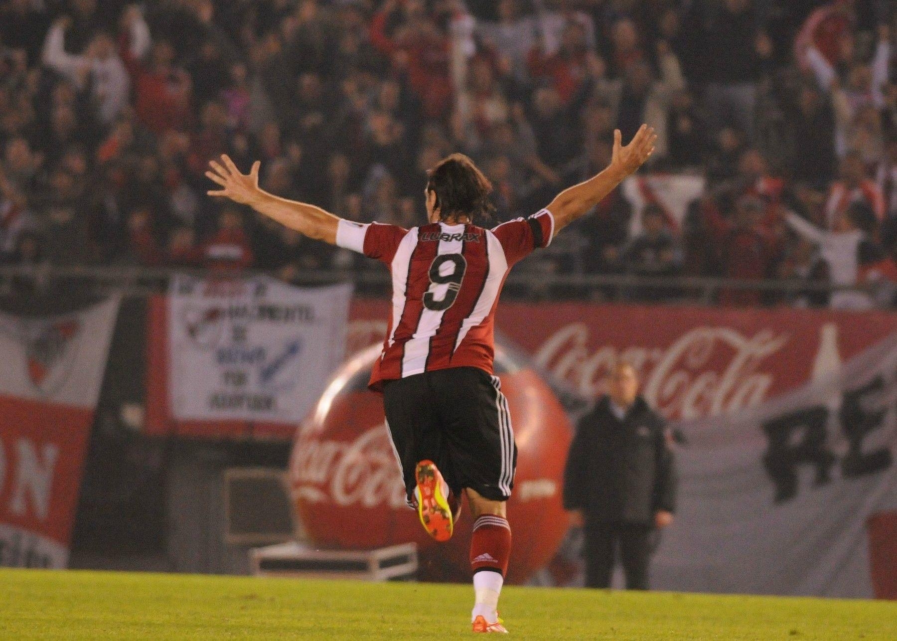 1800x1290 Fernando Cavenaghi, River Plate, Argentina Wallpaper HD / Desktop, Desktop