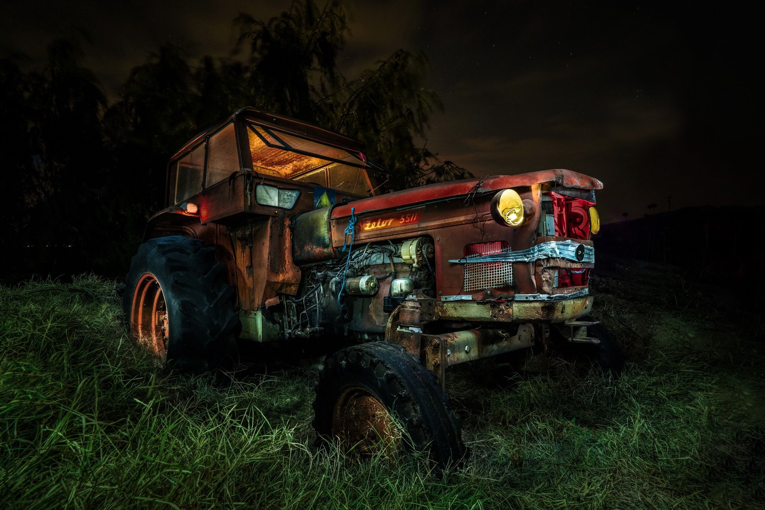 2560x1710 Tractors Night Vehicle Zetor Grass Rust Heavy Equipment Wallpaper:, Desktop