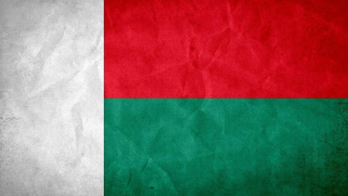 1430x800 Madagascar Flag Wallpaper for Android, Desktop