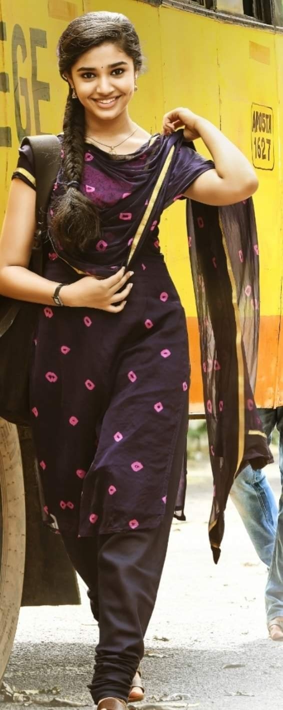 570x1430 Uppena Heroine Krithi Shetty Image, Age, Photo, Family, Biography, Phone