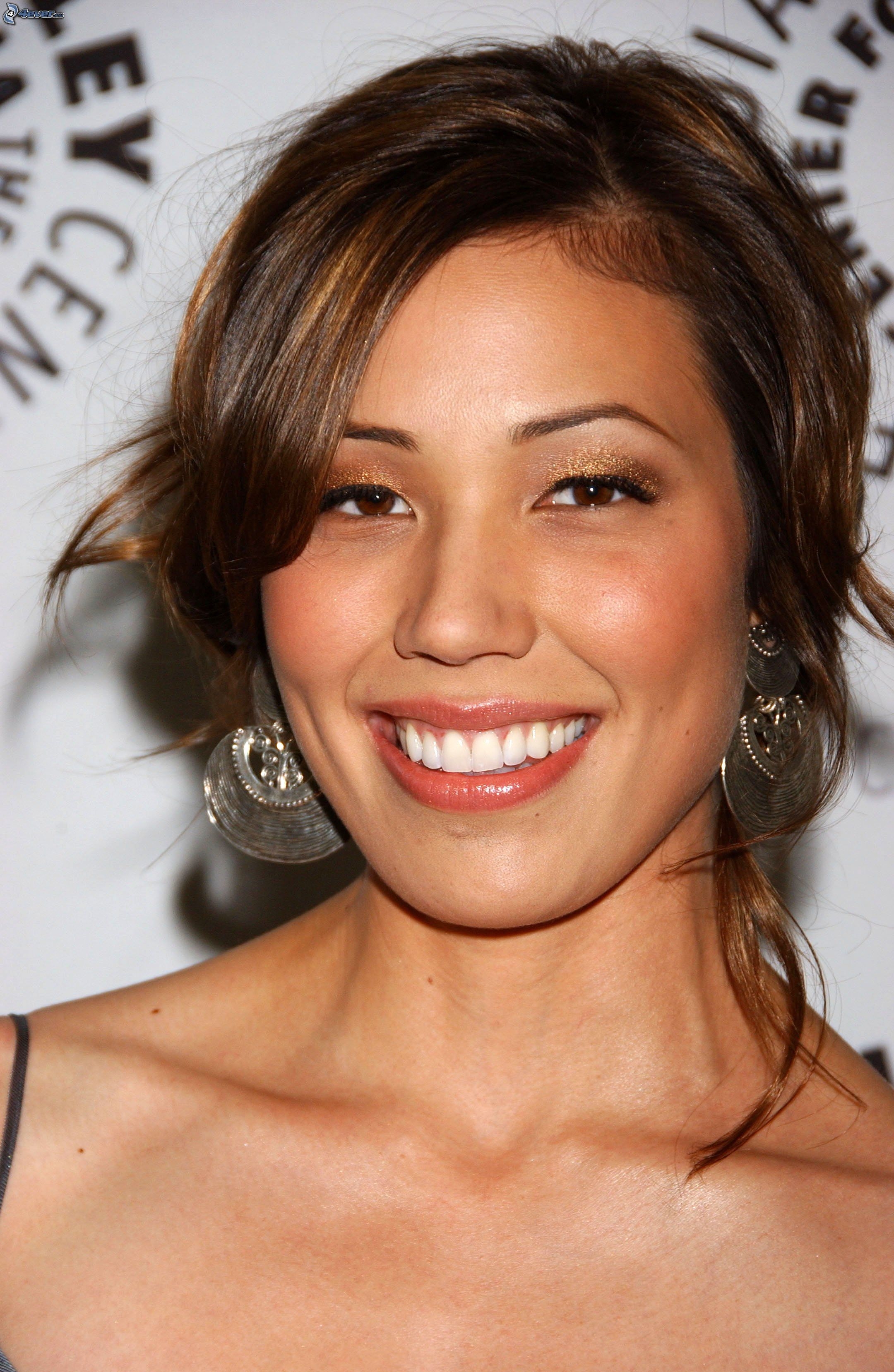 2160x3320 Michaela Conlin, Phone