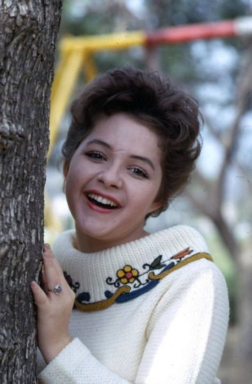 1000x1520 Download Smiling Young American Singer Brenda Lee Wallpaper, Phone