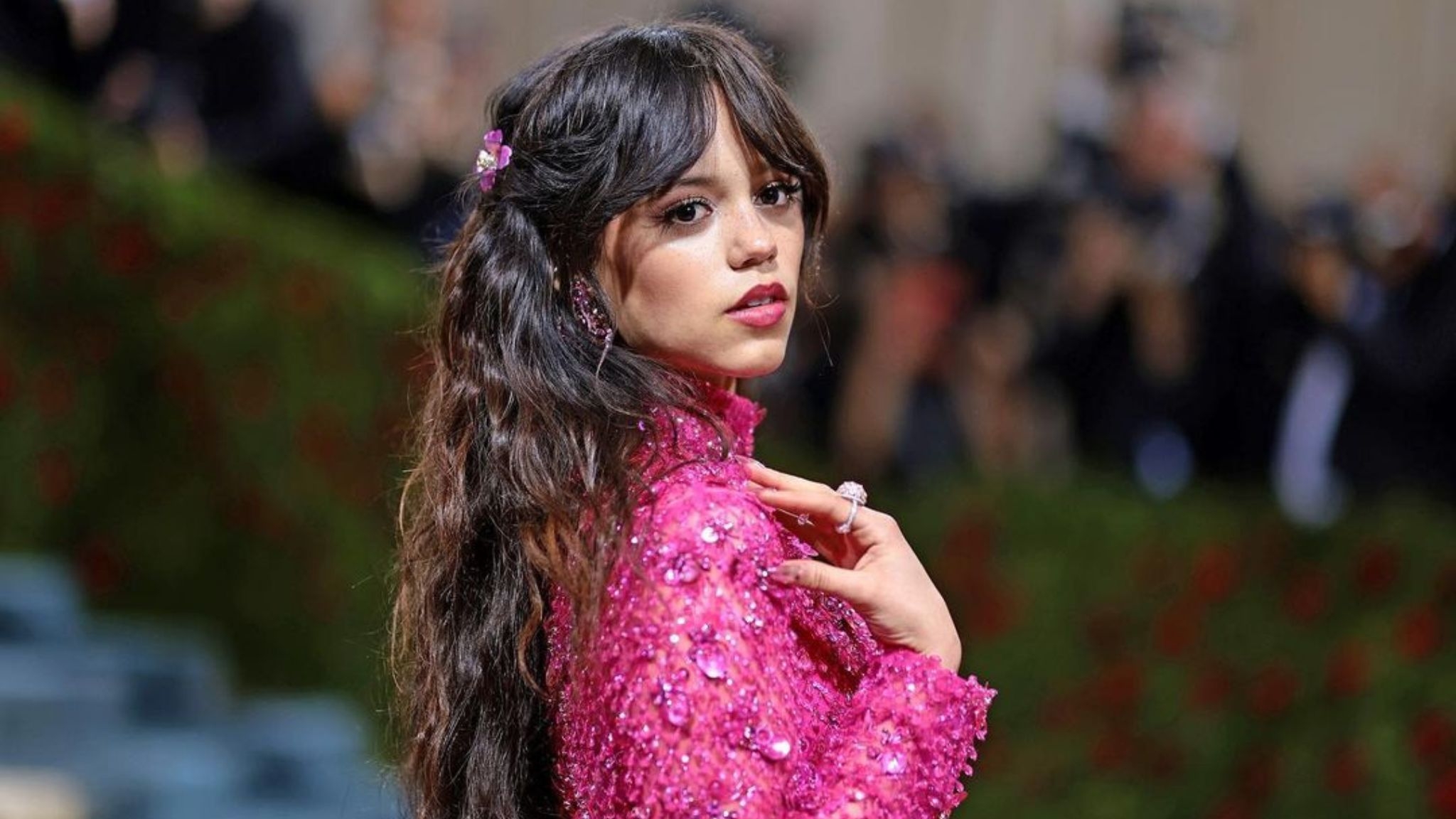 2050x1160 All Eyes on Her: Jenna Ortega and Her Love for VALENTINO, Desktop