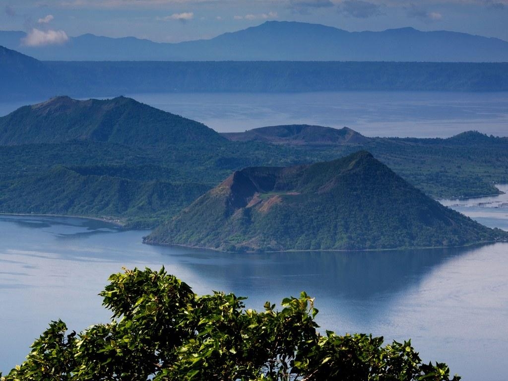 1030x770 A Crater Lake in the Philippines with a Surprising Historyé, Desktop