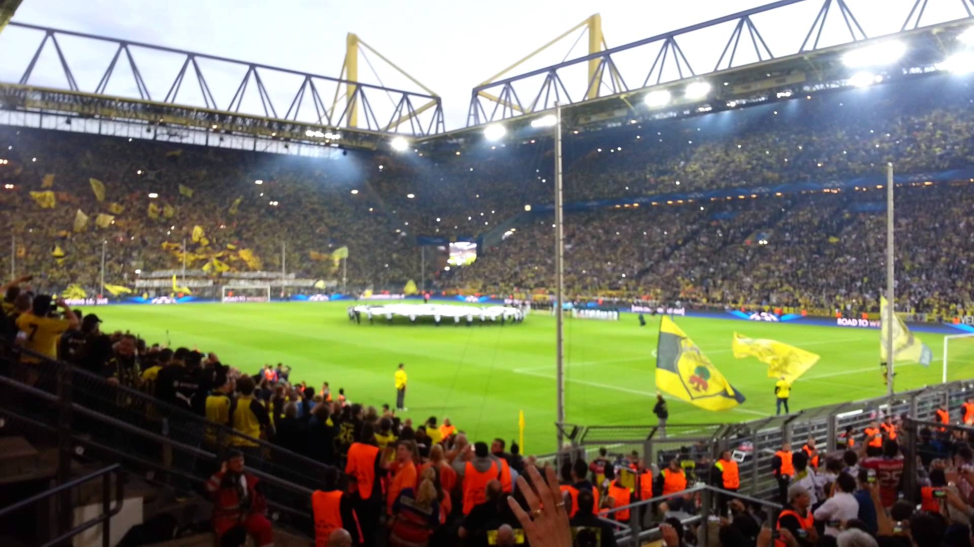 1920x1080 Himno de la UCL en el Signal Iduna Park, Desktop