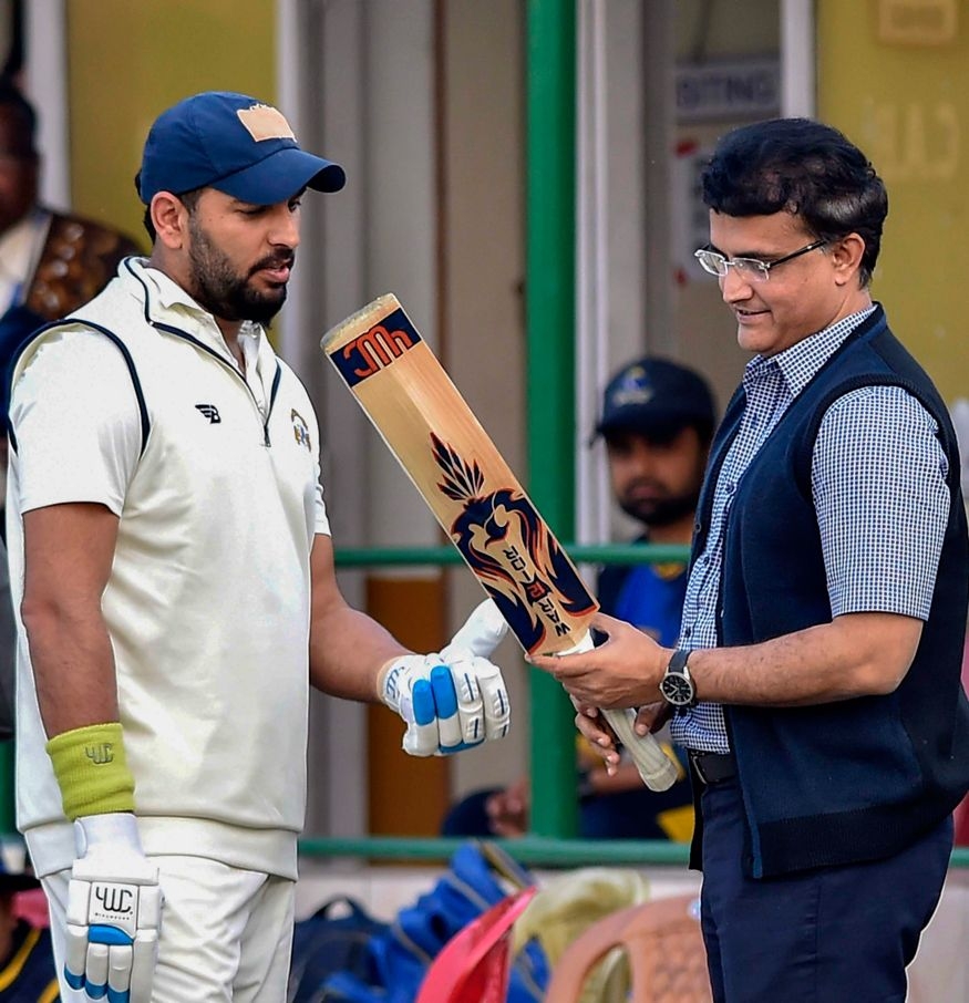 880x910 Sourav Ganguly Celebrates His 47th Birthday With Friends, Phone