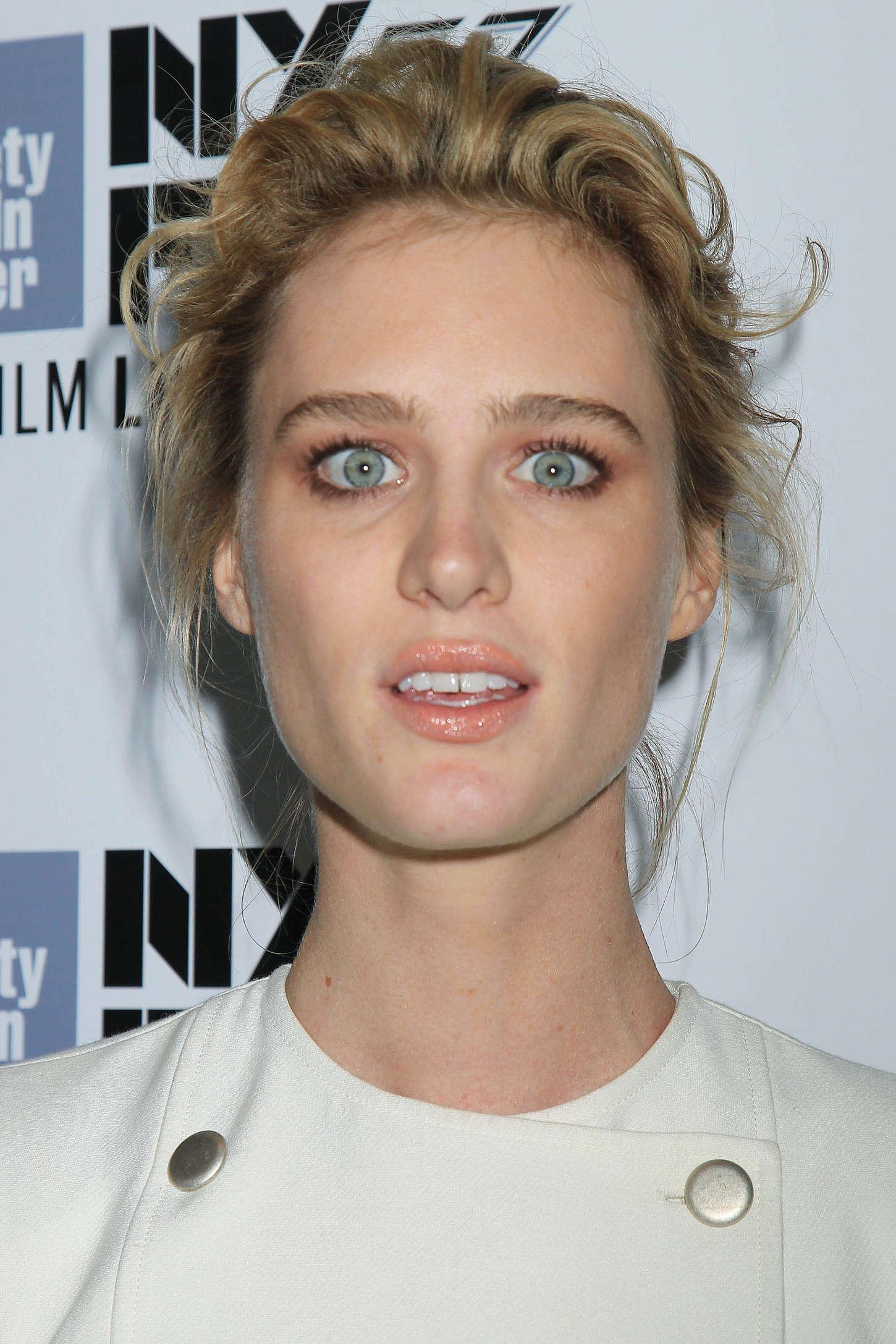 1450x2180 Mackenzie Davis, Phone