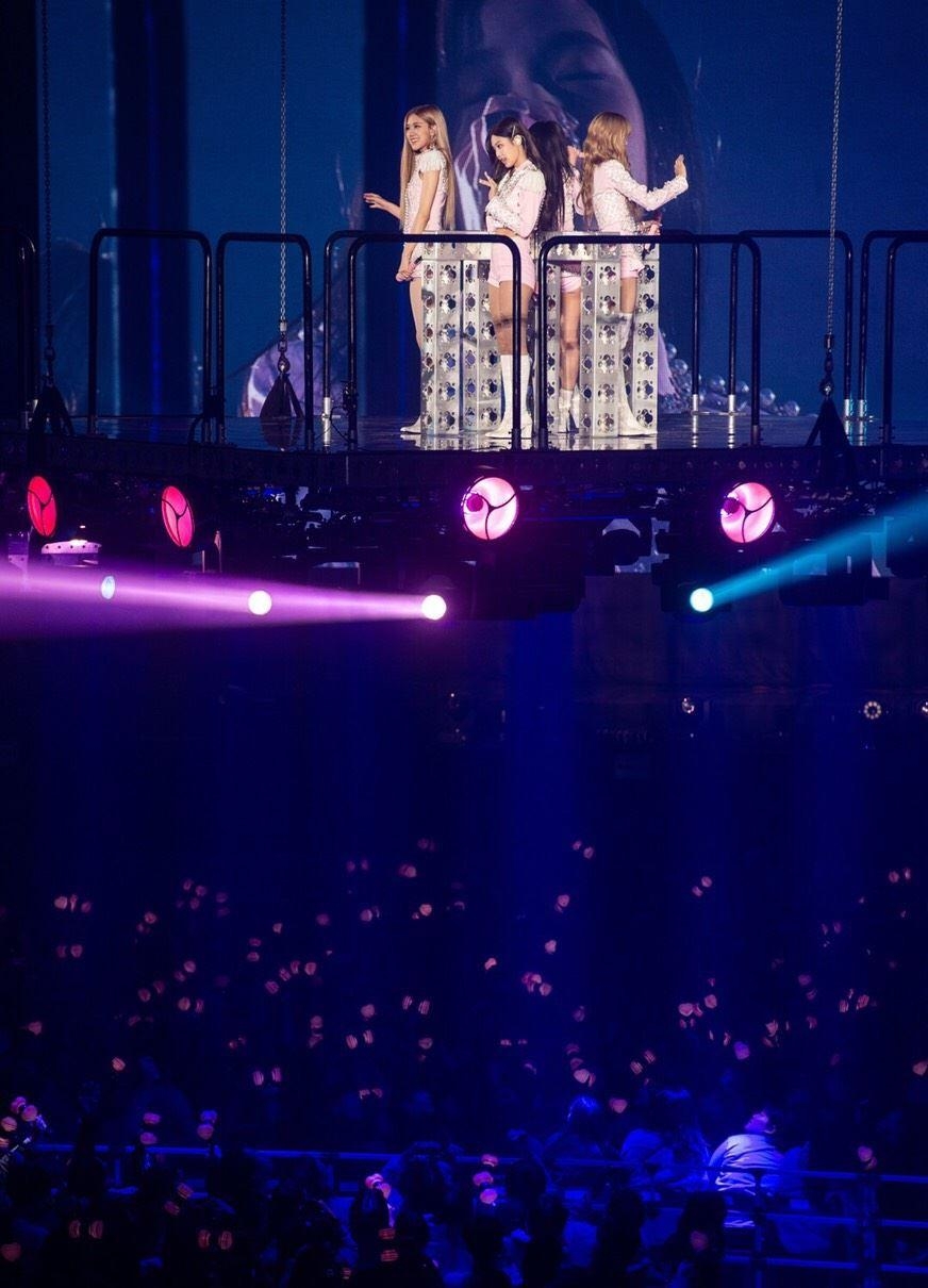 880x1210 BLACKPINK captivates 000 fans in Seoul concert [PHOTOS], Phone