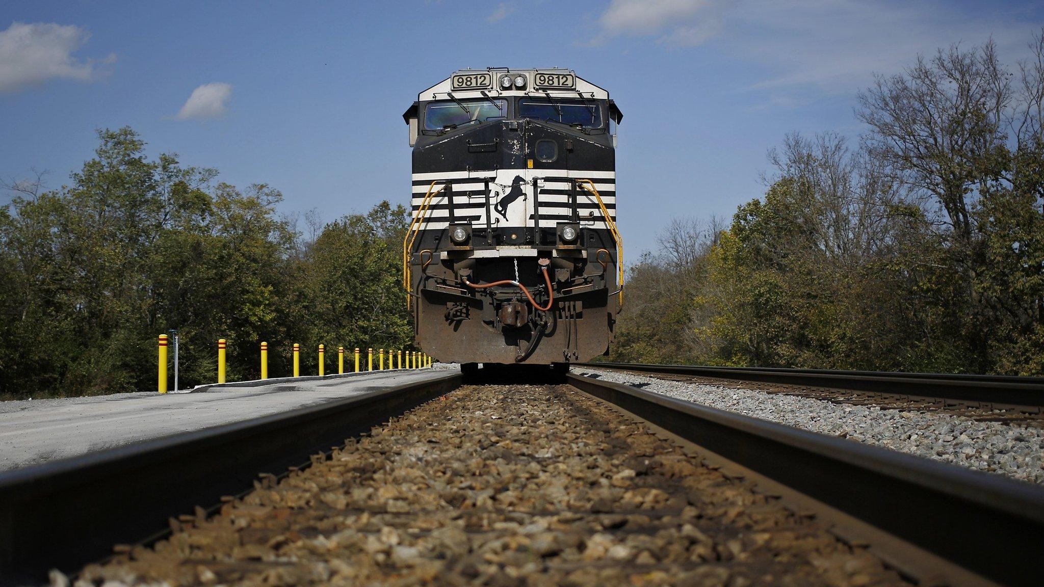 2050x1160 Norfolk Southern to cut jobs, routes and locomotives, Desktop