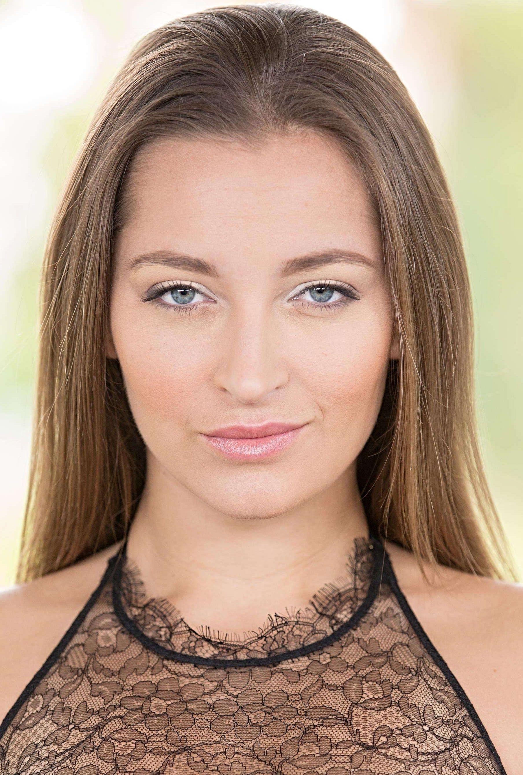 1810x2690 Dani Daniels, Phone