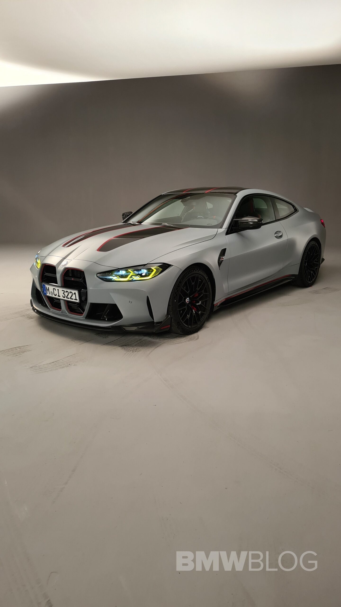 1440x2560 Walk around of the BMW M4 CSL and Photo, Phone