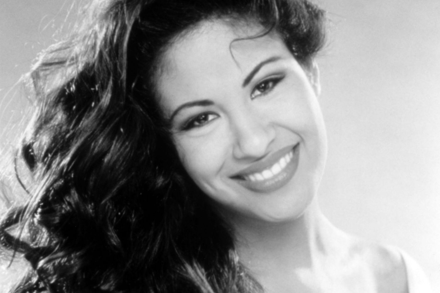 1500x1000 Selena Quintanilla's Life and Career in Photo, Desktop