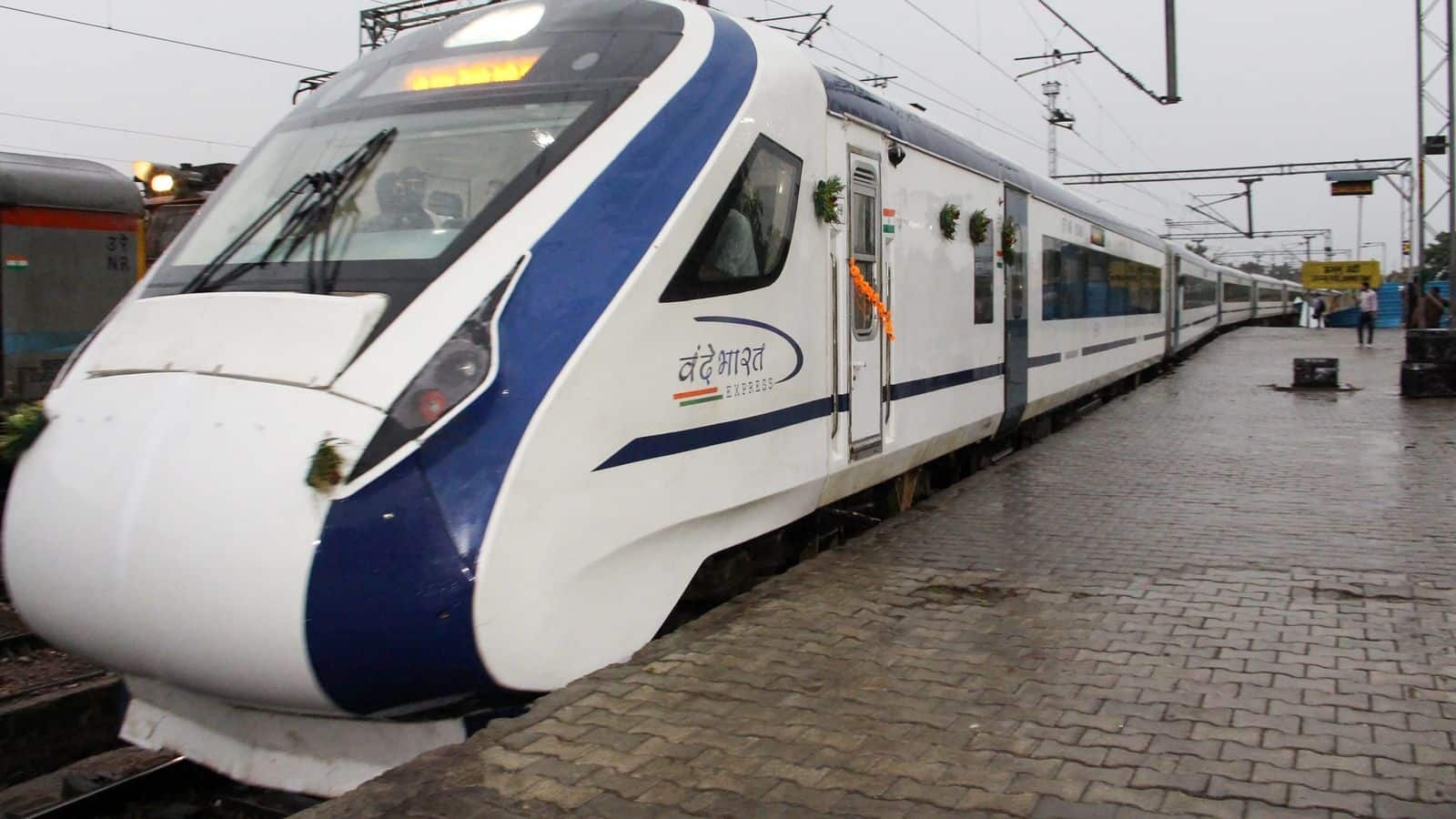 1600x900 Railways to manufacture 640 coaches of Vande Bharat Express in the next three years, Desktop