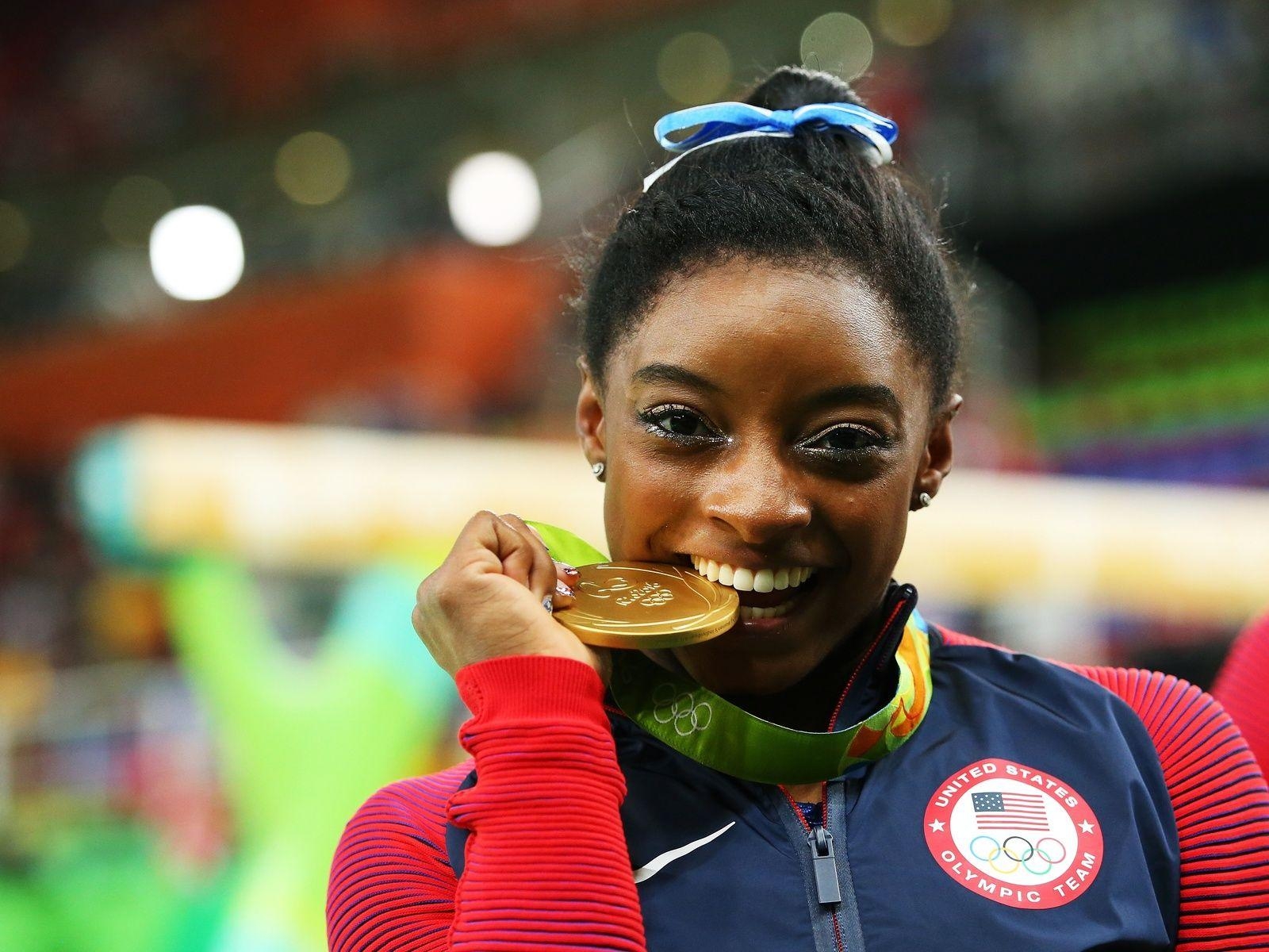 1600x1200 Simone Biles, Gold Medal, Champions, Smile, Happy, Desktop