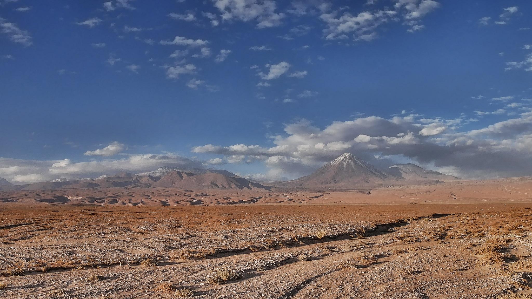 2050x1160 Licancabur Volcano, Atacama Desert, Desktop