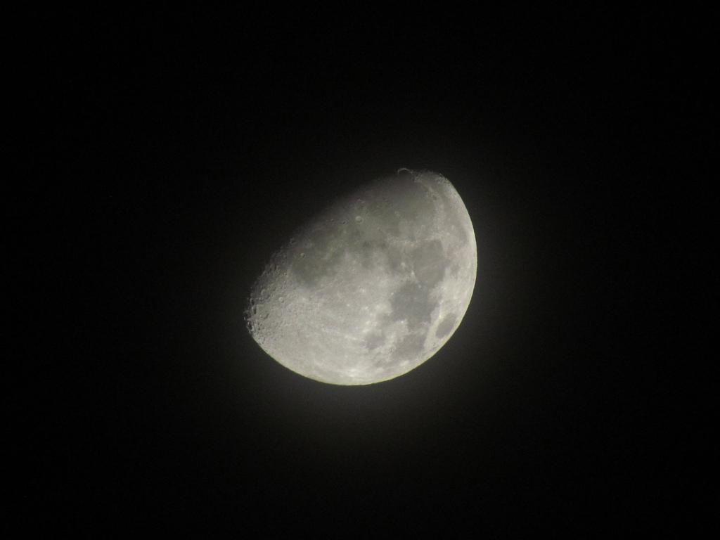 1030x770 Gibbous Moon 3. Moon over Gloucestershire, Desktop