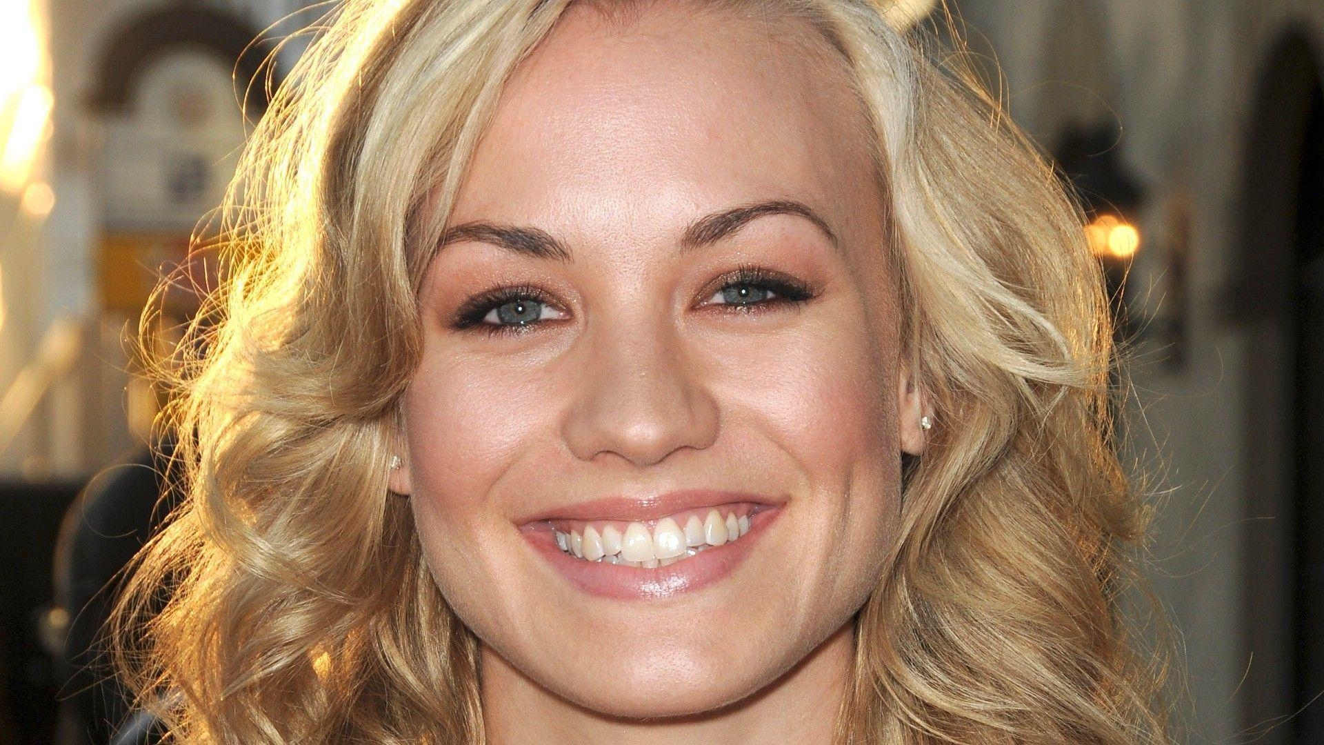 1920x1080 Cute Smile Yvonne Strahovski 06. hdwallpaper, Desktop