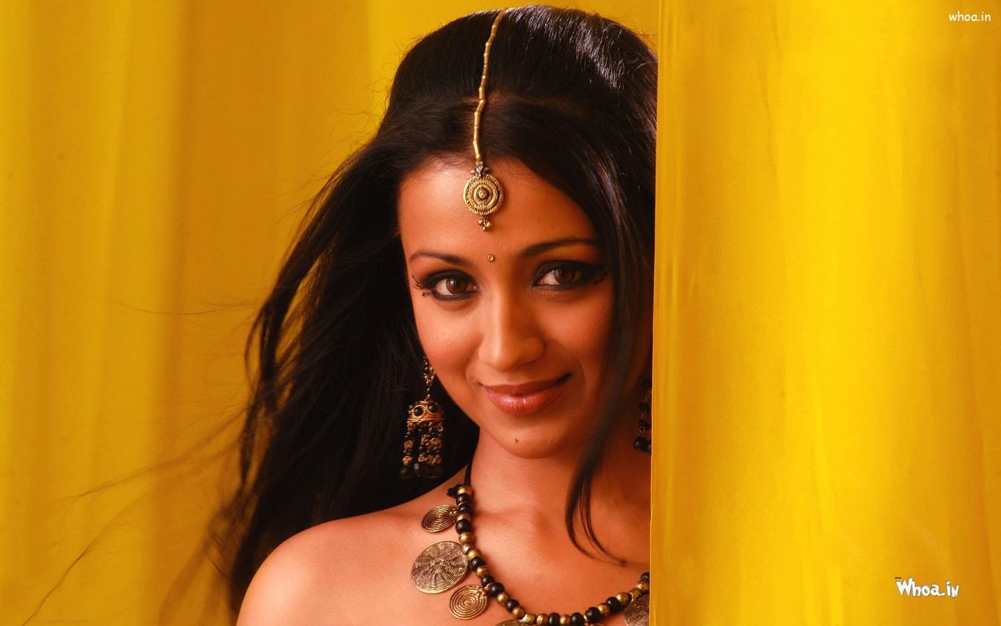 1440x900 Trisha Krishnan Smiley Face With Yellow Background HD Wallpaper, Desktop