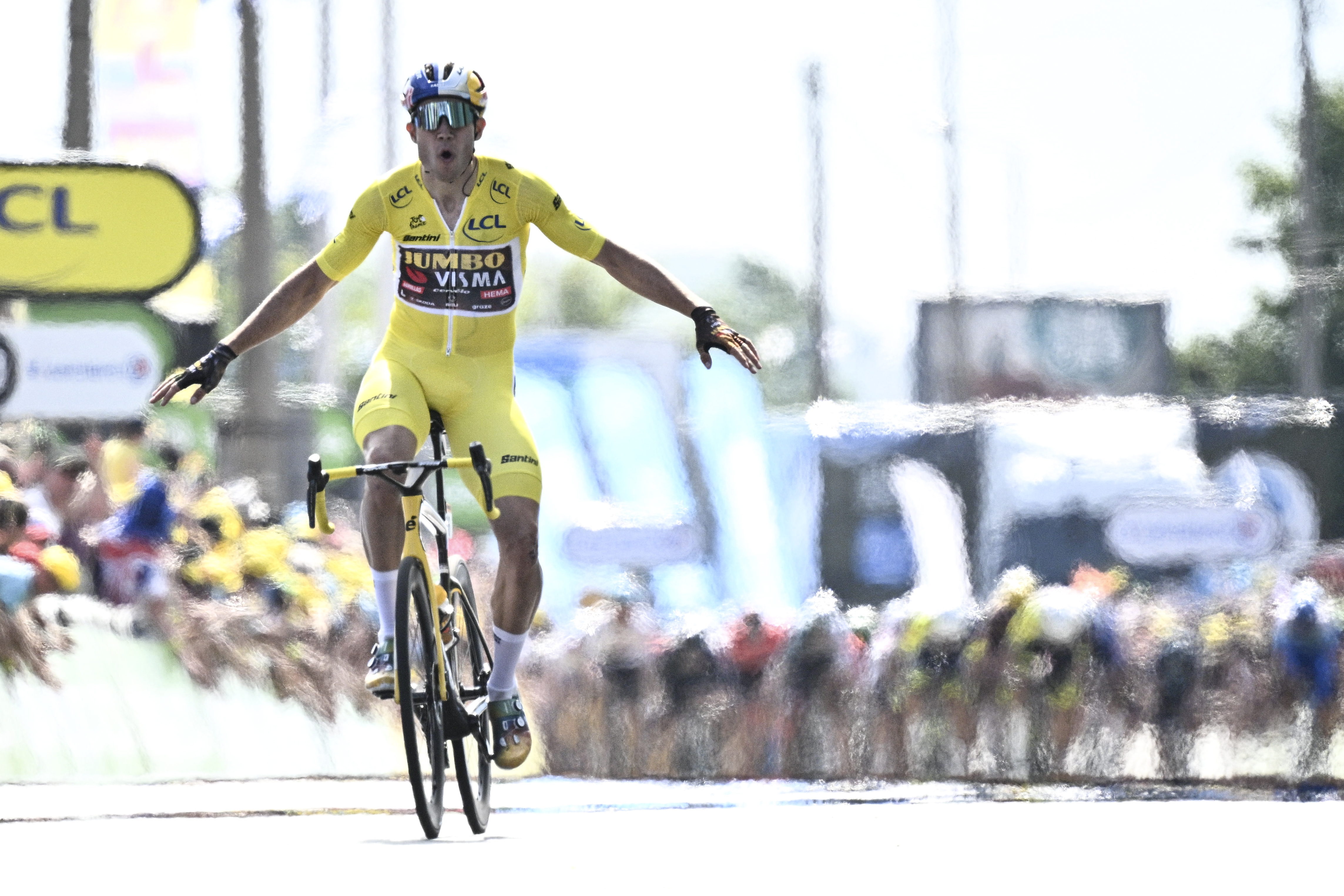 4580x3050 This jersey gives you wings! van Aert after stage 4, Desktop