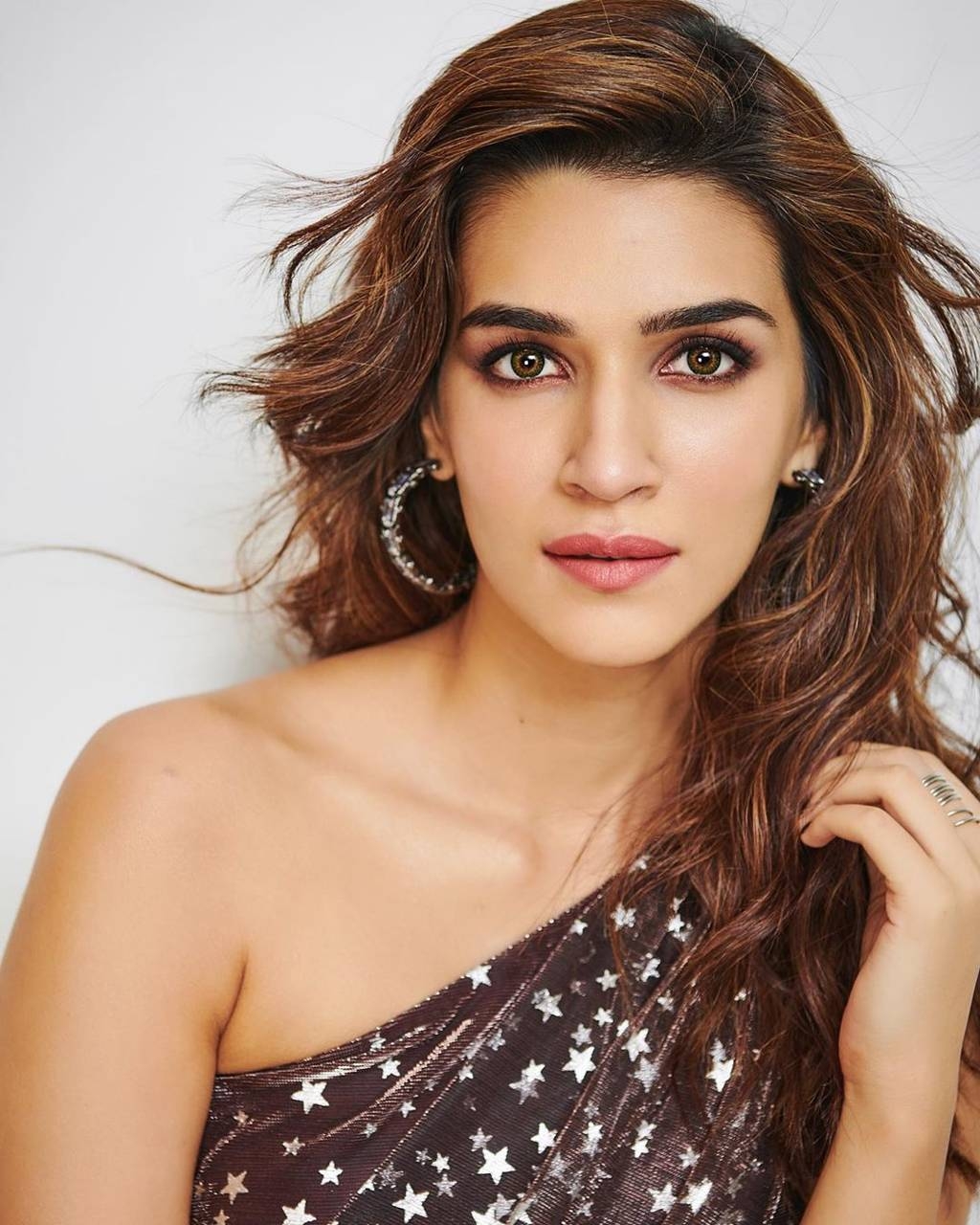 1030x1280 Kriti sanon wallpaper by yours_loving.zedge.net, Phone